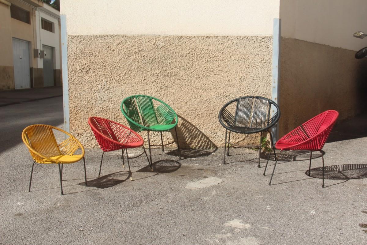 Chaises pour enfants originales et particulières Mid-Century Modern Italian design iron plastic multi-color.
Mesures : Vert H.52, L.49, P.42, assis cm.27
Bleu H.52, L.50, P.42, assise cm.27
Jaune H.39, L.38, P.34, assise cm.19
Petit rouge H.41,