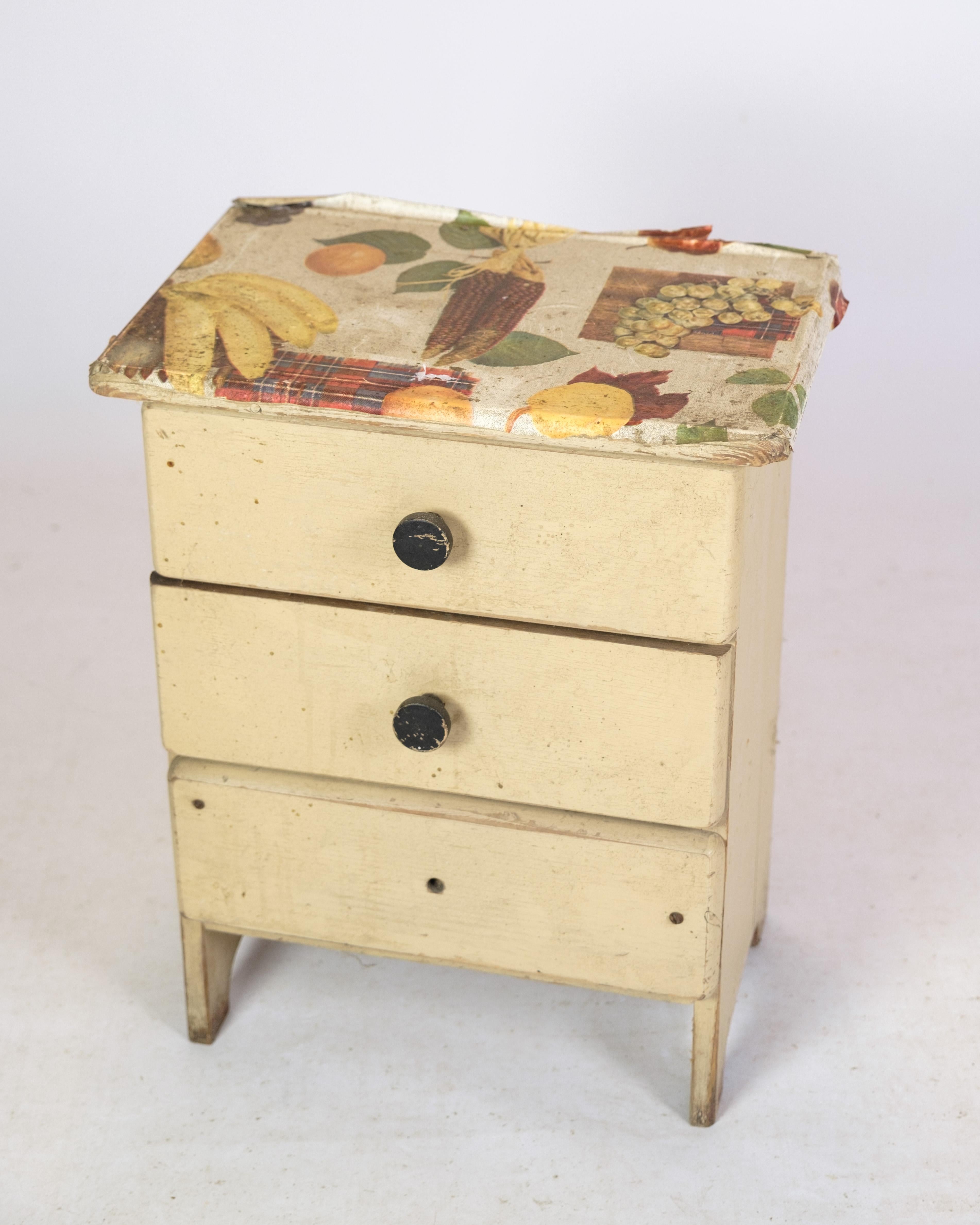 Small children's chest of drawers in painted wood from around the 1890s. We can possibly repair if interested
Dimensions in cm: H:50.5 W:39 D:25
