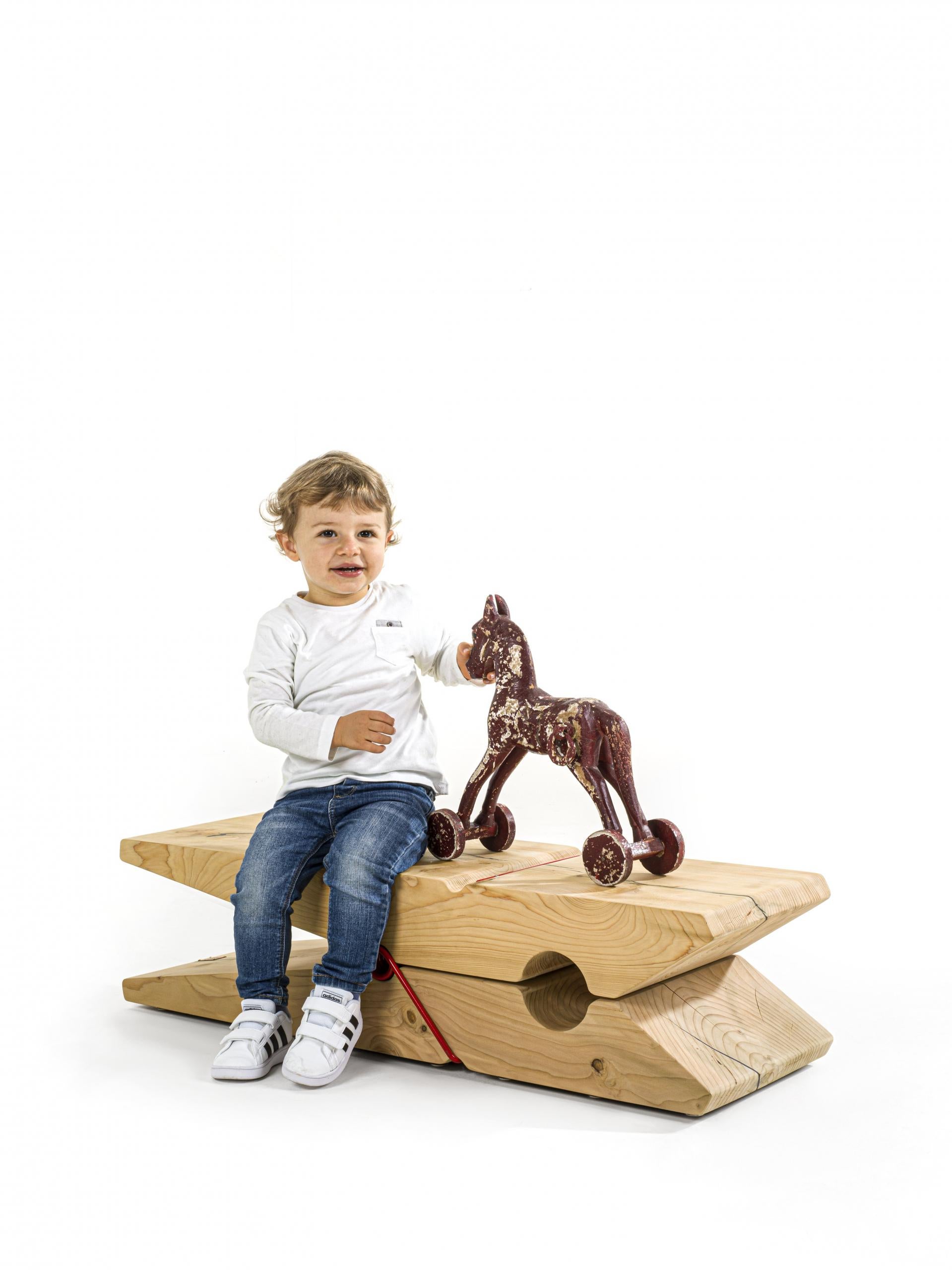 Banc pour enfants Clothespin en cèdre avec ressort en fer rouge, fabriqué en Italie Neuf - En vente à Beverly Hills, CA