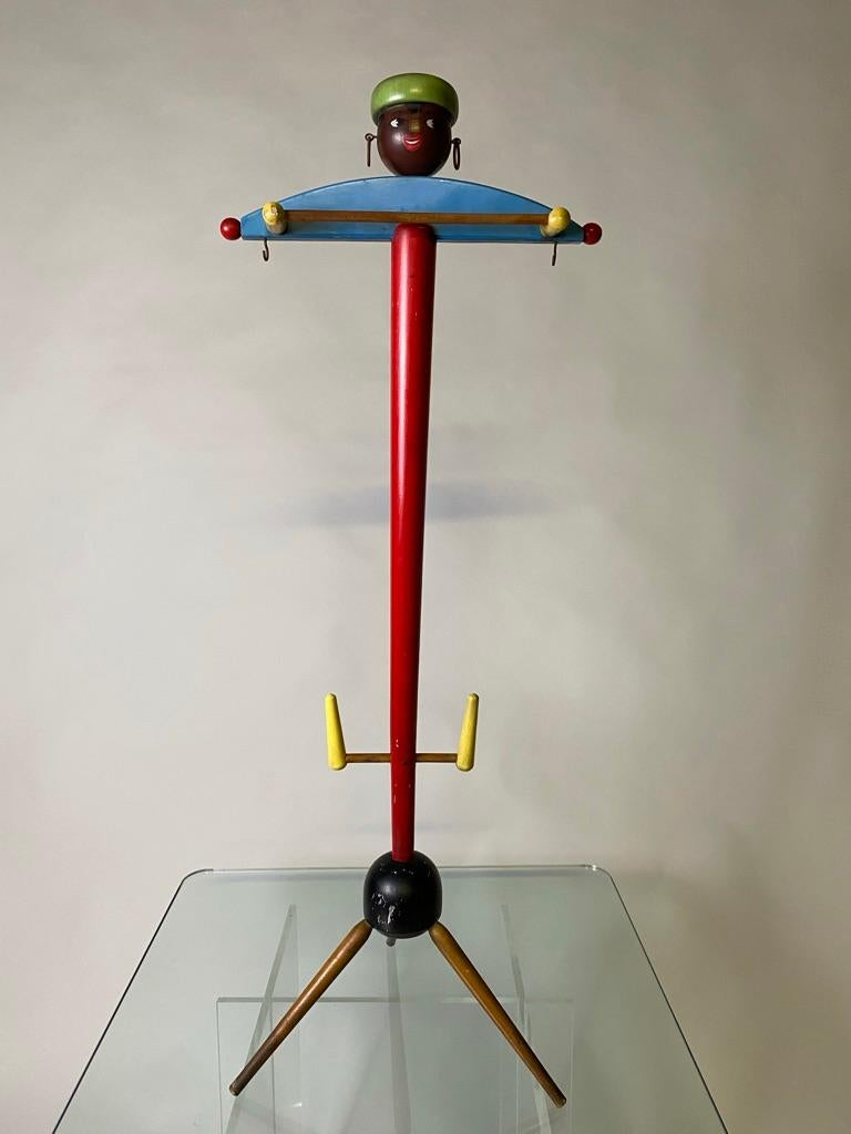 Stumtjener / coat stand/ dressboy from the 1950s-1960s for children, attributed tof Kay Bojesen.
Dismountable tripod construction made of colored lacquered wood.
Dimensions approx .: Height approx. 95 cm, width approx. 36 cm.
Slight signs of wear