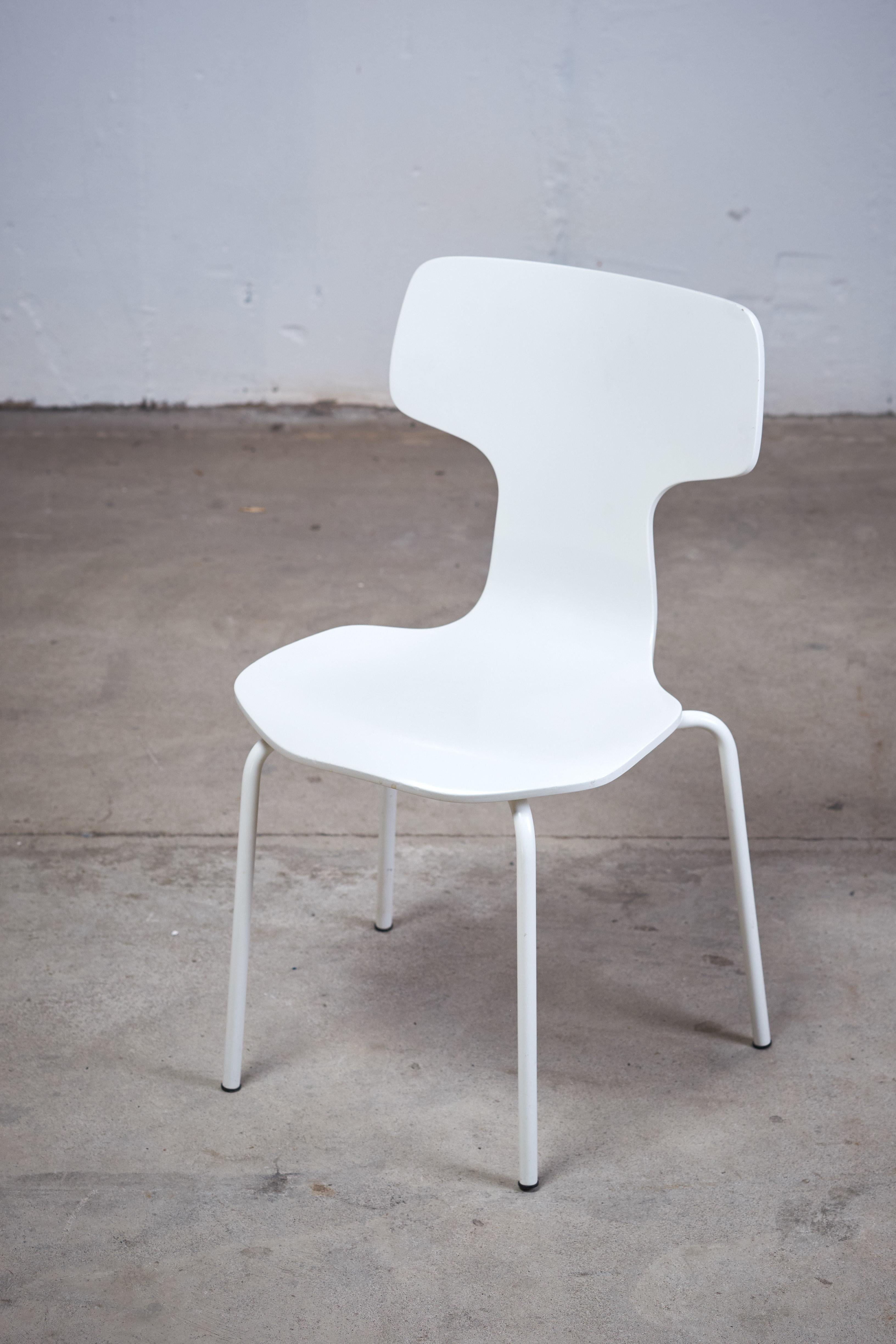 Seldom seen chair of bent white lacquered teak plywood chairs from the 1960s. The children's model of the 'Hammer/T-chair' by Arne Jacobsen for Fritz Hansen.
The chair are in very good original condition. Model #3103. Collector’s piece.
