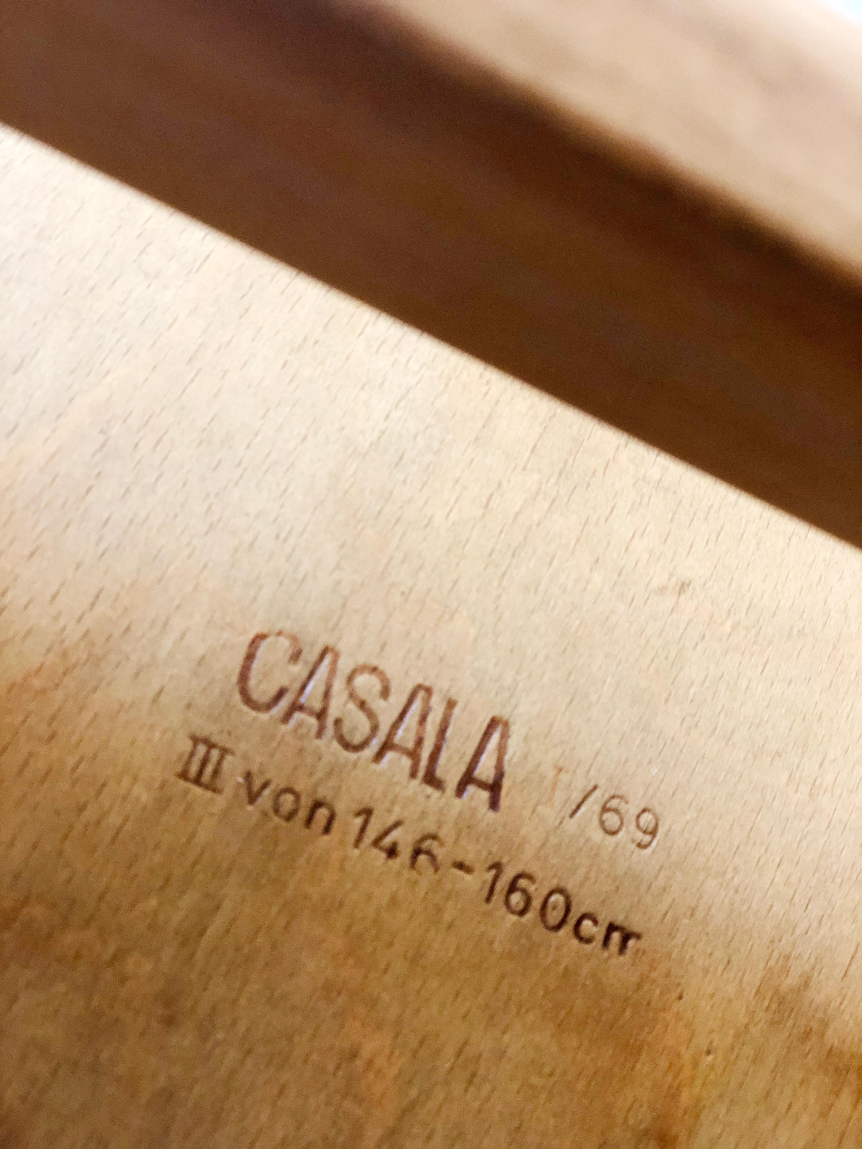 Kinderschullehrstuhl im mittleren Kindesalter. Dies ist ein klassisches Design von Karl Nothelfer aus dem Jahr 1967, hergestellt von Casala (Deutschland). CaSaLa wurde 1917 von CArl SAsse in LAuenau Deutschland gegründet. Der Stuhl ist in gutem