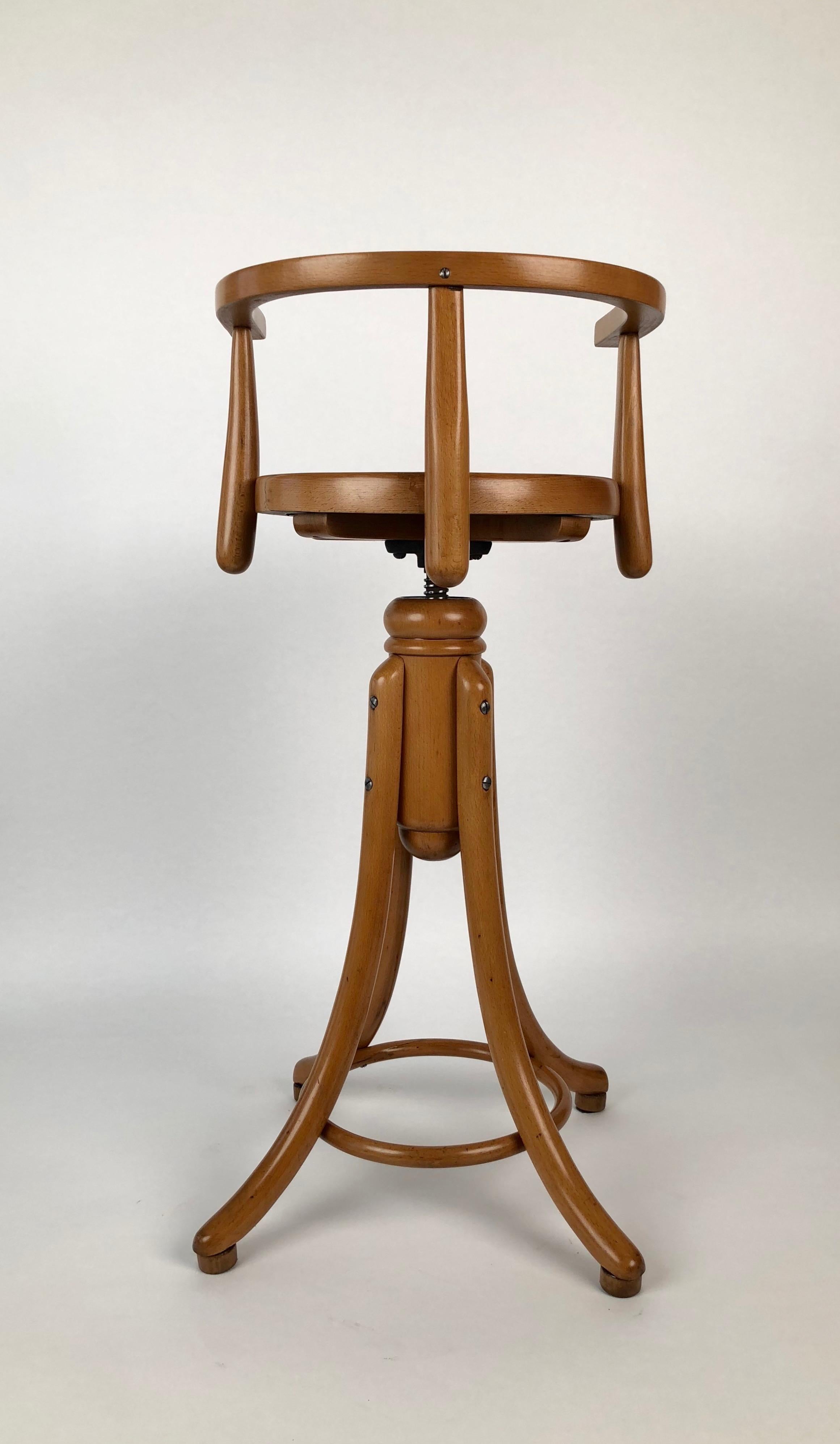 Children's stool for a barber shop, made in beech wood from the company Thonet.
Adjustable from the minimum seat height of 69 cm to the maximum seat height of 80 cm.
The stool has been restored.
  
   