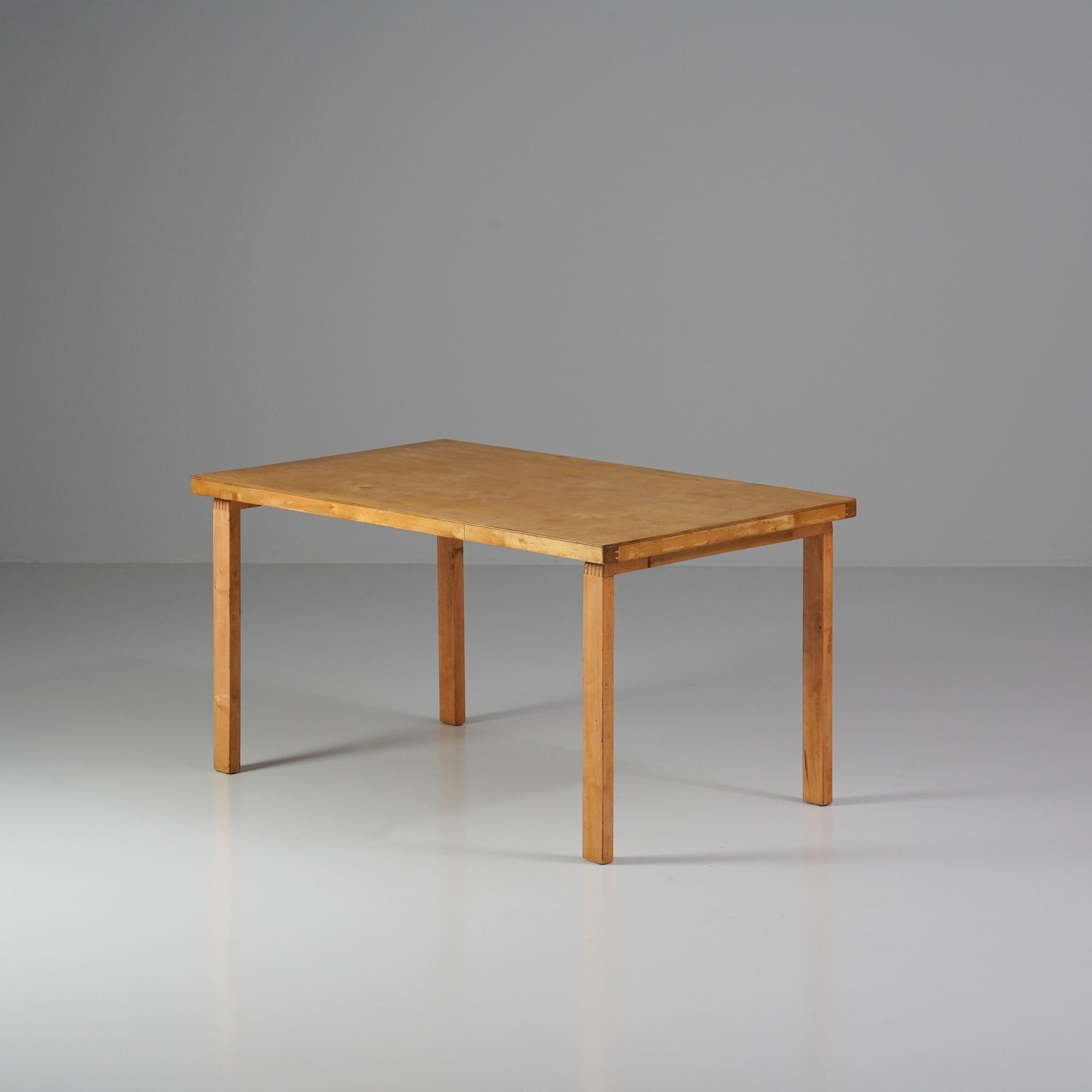 Table d'enfant, design Alvar Aalto, fabriquée par Oy Huonekalu- ja Rakennustyötehdas Ab, années 1940. Birch. La table est dotée de pieds rares datant de la guerre, car les pieds courbes ne pouvaient pas être fabriqués à l'époque. Bon état vintage,