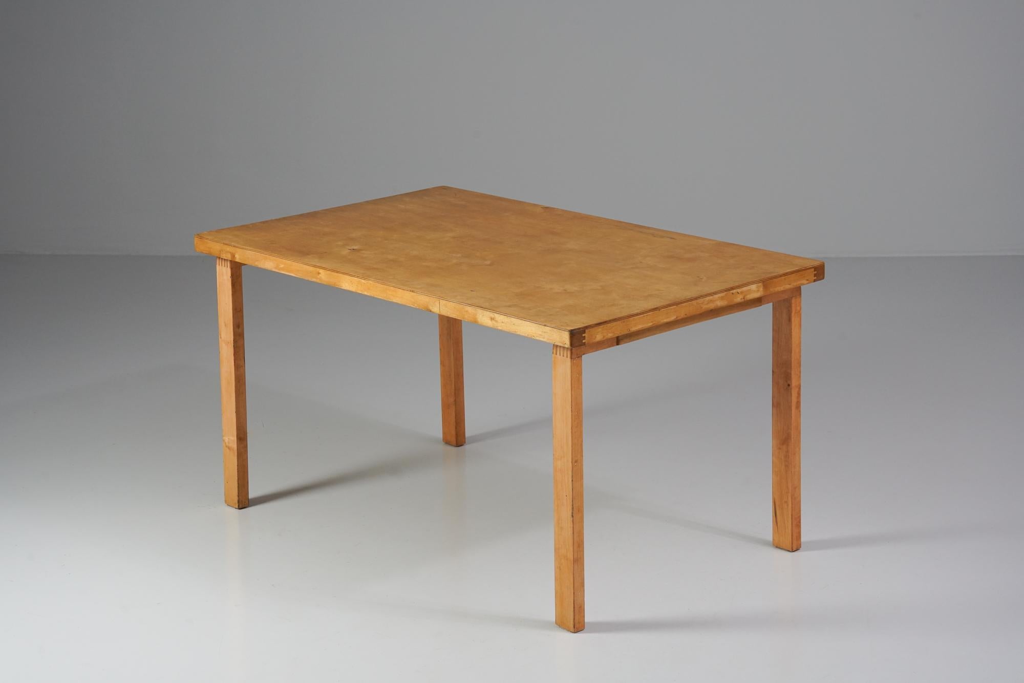Table d'enfant, Alvar Aalto, Oy Huonekalu- ja Rakennustyötehdas Ab, années 1940 Bon état - En vente à Helsinki, Uusimaa