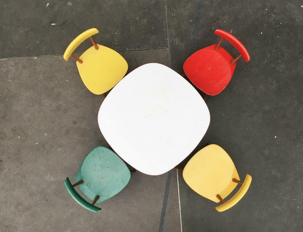 Meubles pour enfants extrêmement rares d'après un design de Karla Drabsch des années 1950. Il s'agit plutôt de pièces de collection.

Un ensemble de 4 chaises colorées et la table assortie.
Les chaises sont très simples et fabriquées à la main. La