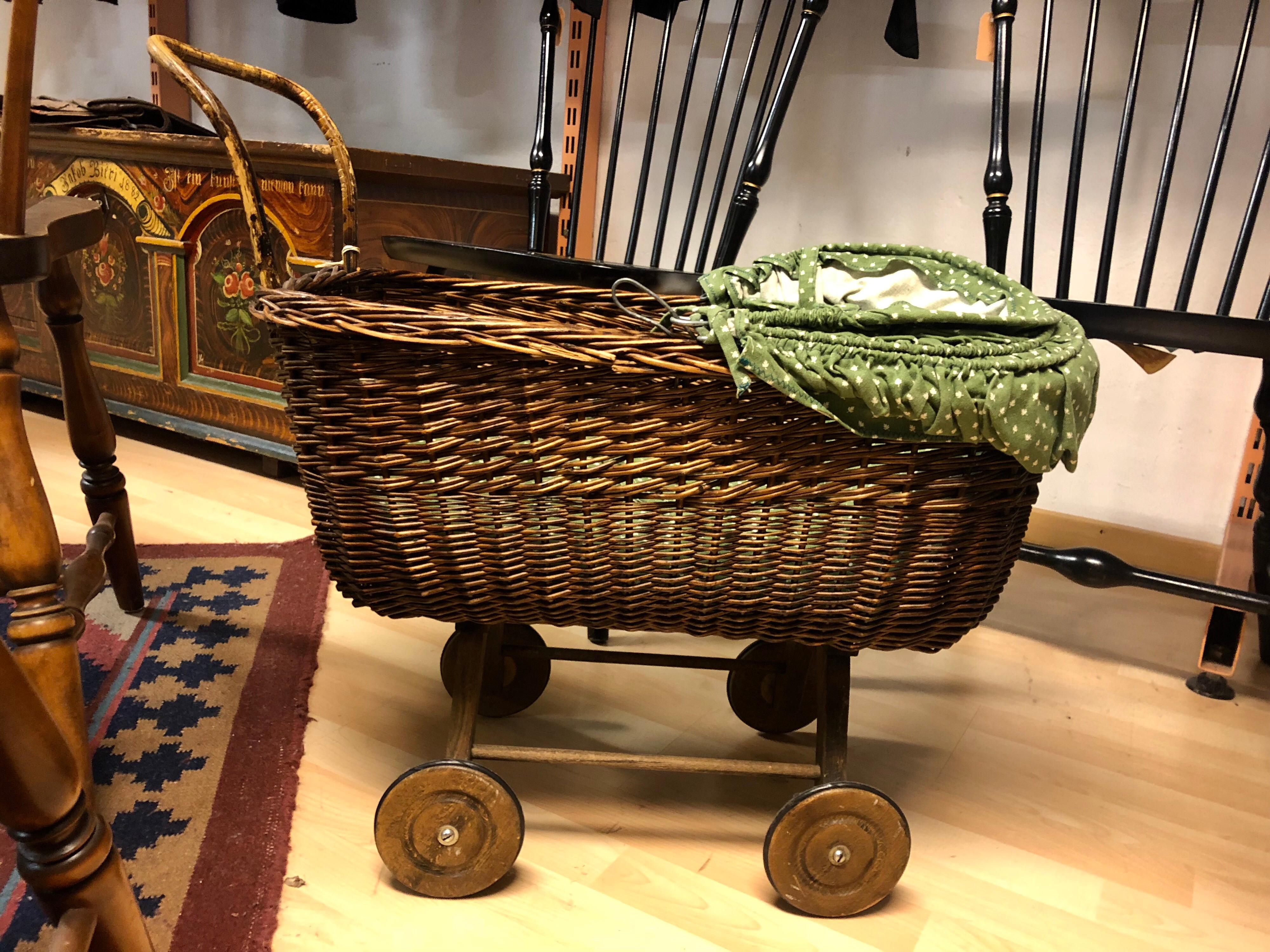 Children's Wicker Doll's Pram Stroller Kid'd Carriage, circa 1940 1