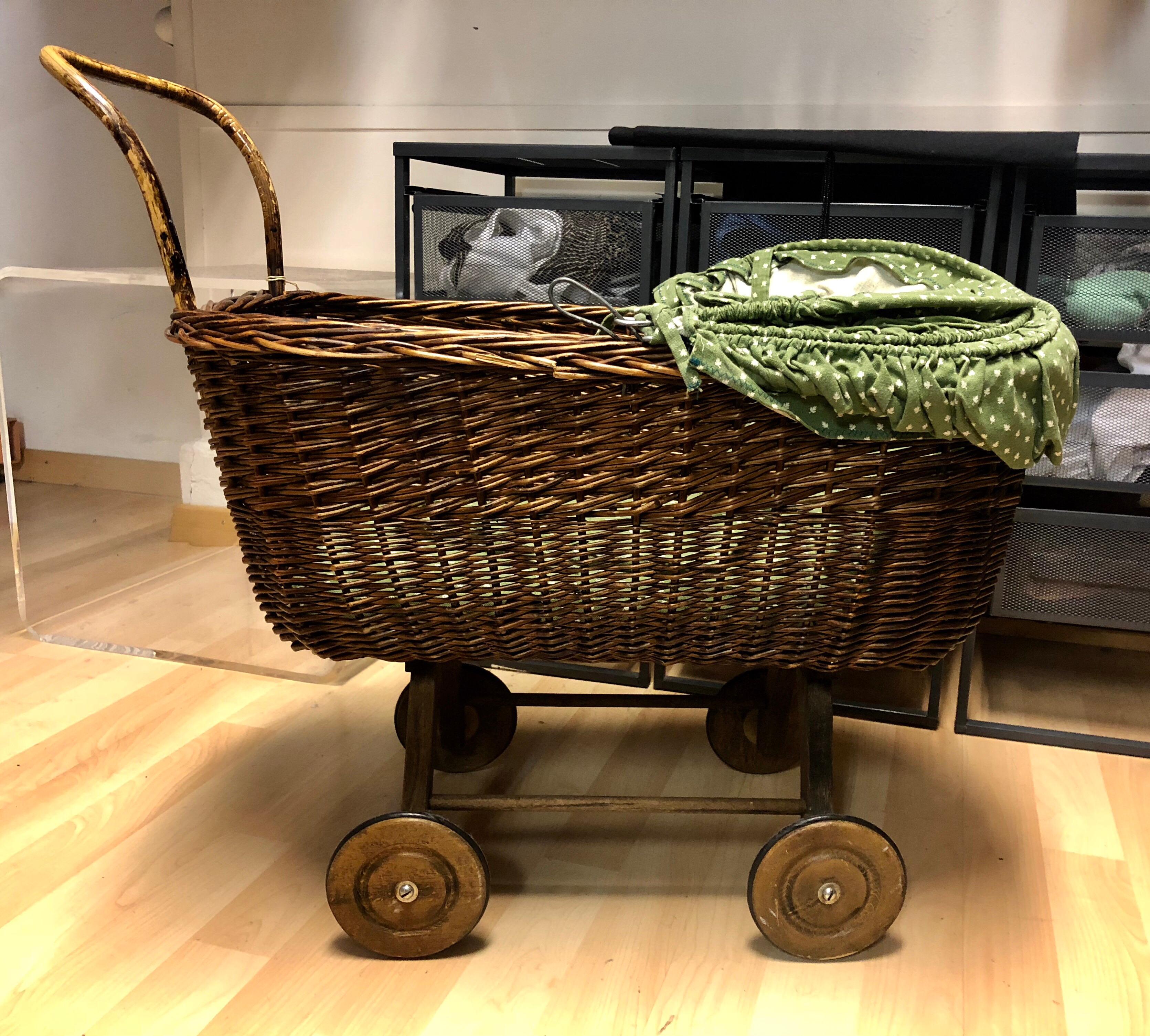 Beautiful wicker doll stroller

Approved quality.





   