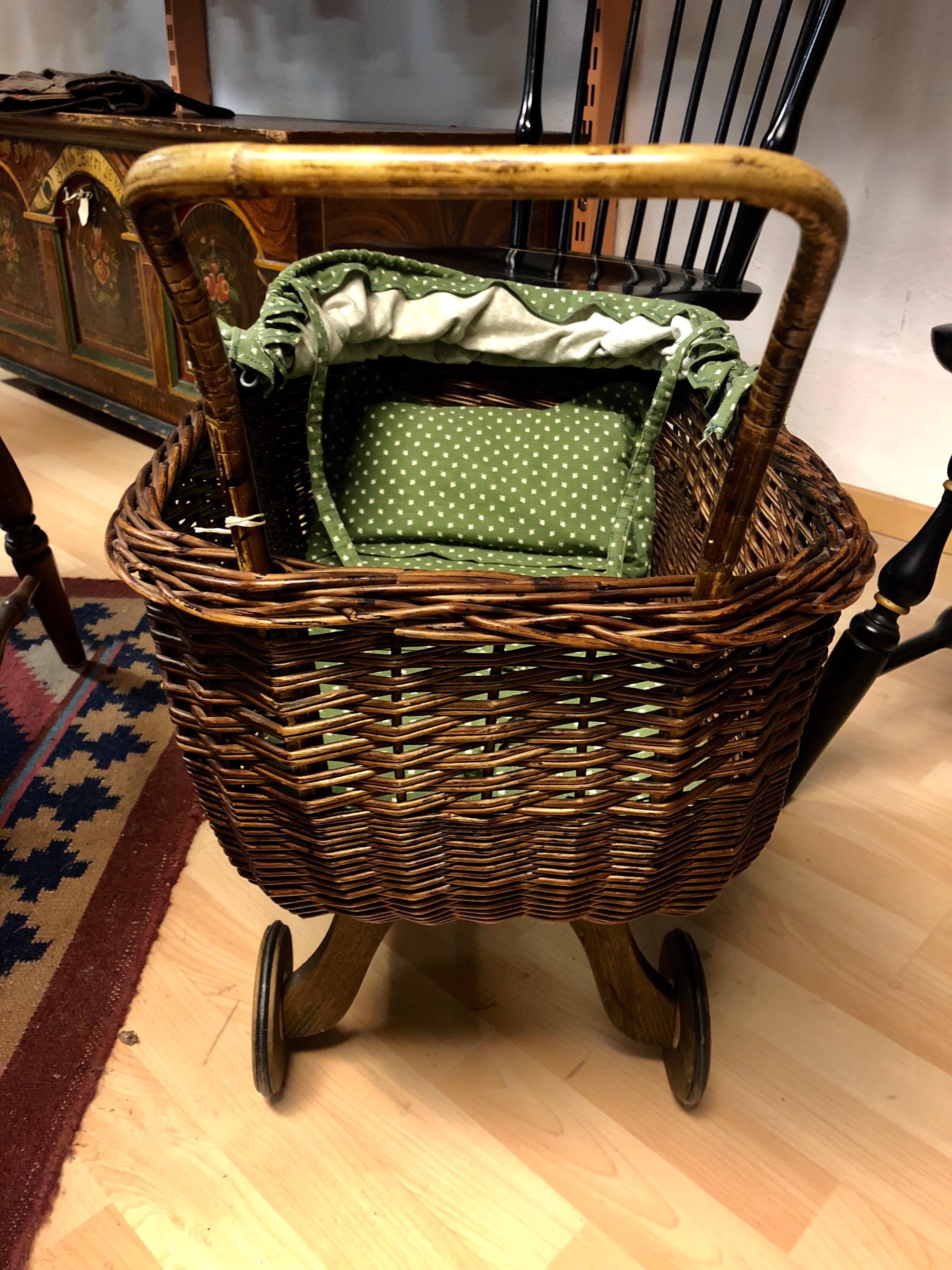 Arts and Crafts Children's Wicker Doll's Pram Stroller Kid'd Carriage, circa 1940