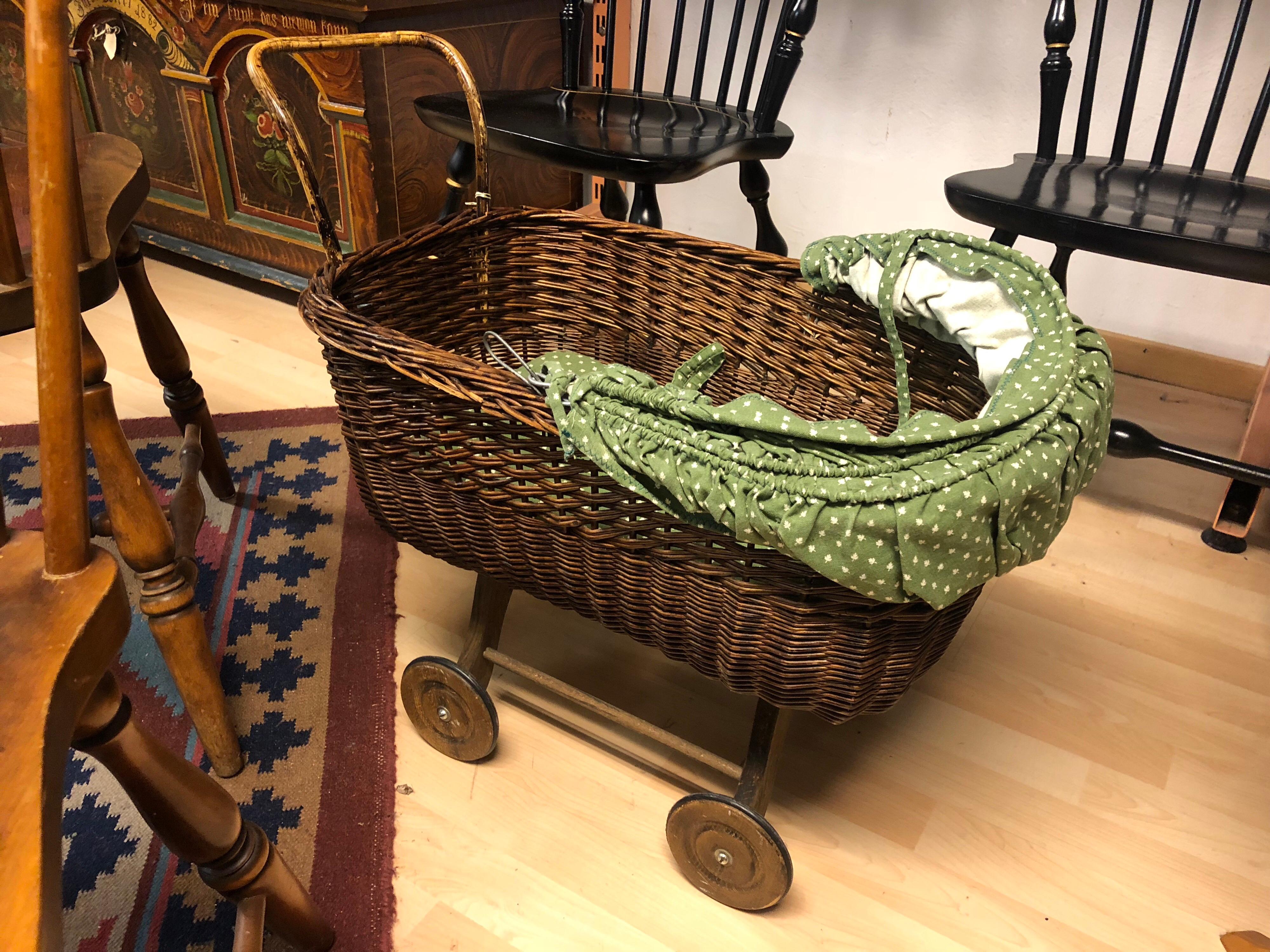 Mid-20th Century Children's Wicker Doll's Pram Stroller Kid'd Carriage, circa 1940