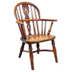 Poltrona Windsor da bambino del XIX secolo in legno di tasso