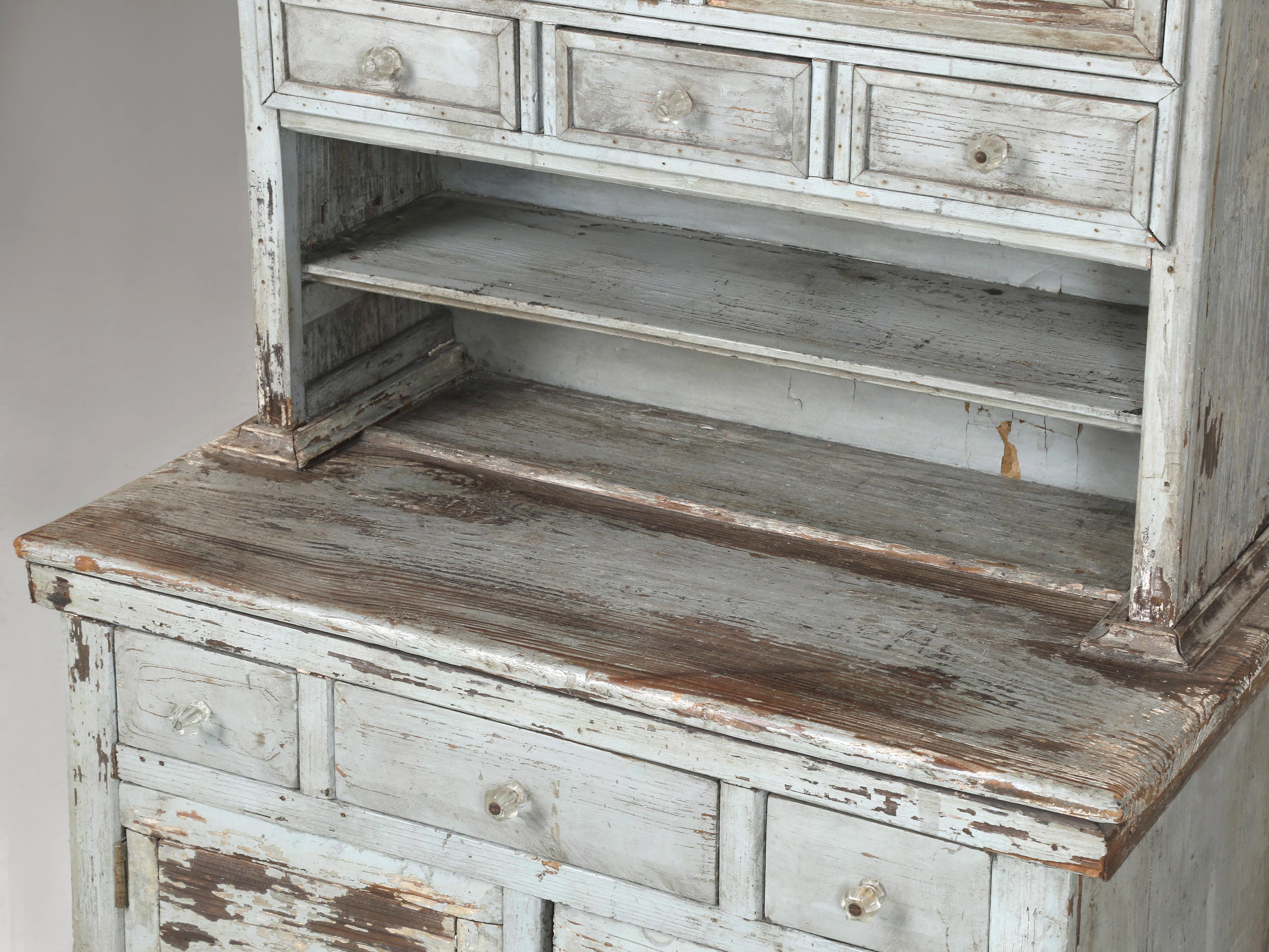 Amerikanischer Schrank aus bemalter Kiefer für Kinder, völlig original und sehr selten (Kiefernholz) im Angebot
