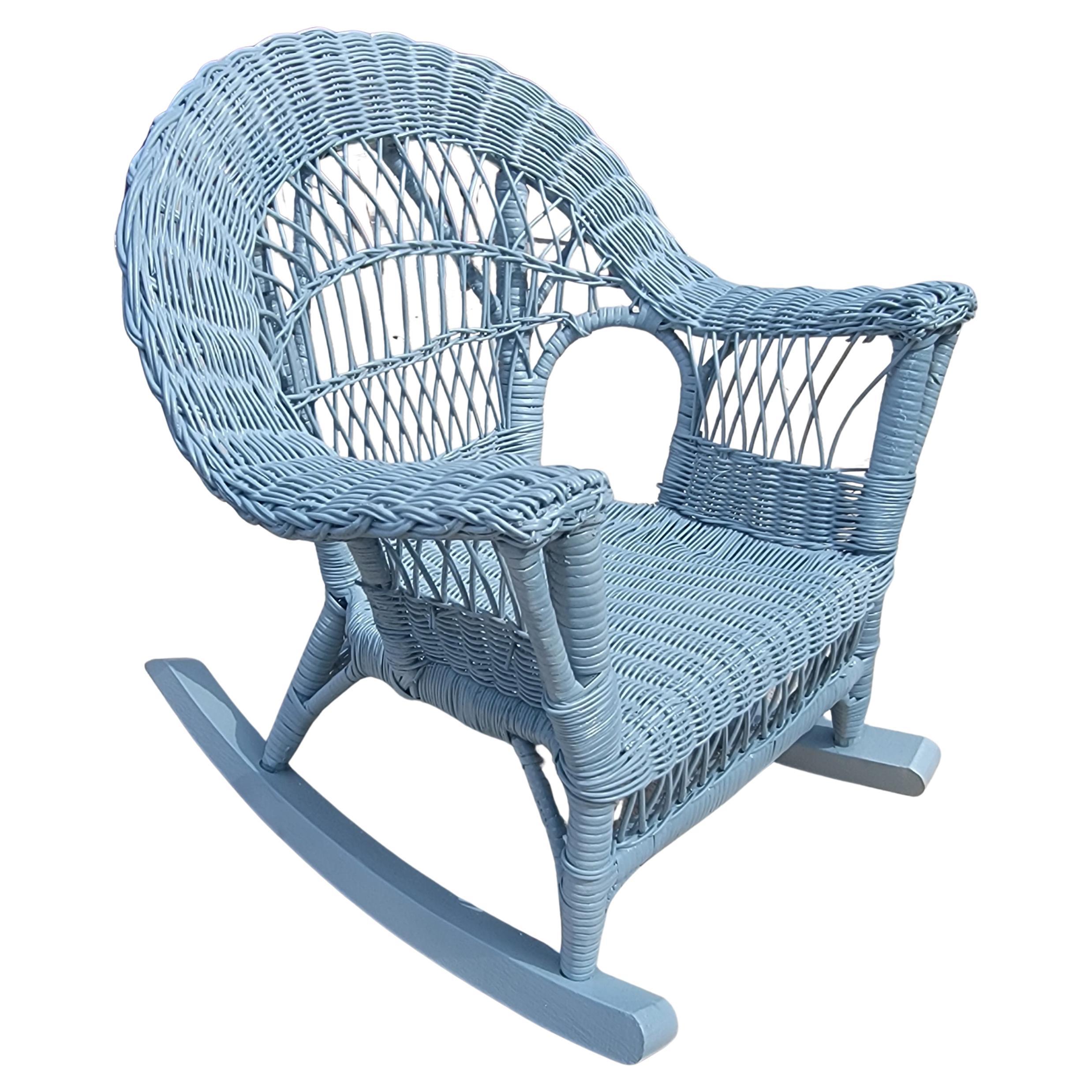 Mecedora infantil de mimbre Bar Harbor de principios del siglo XX. Maravilloso mimbre pintado de azul. El cojín del asiento se hizo a medida para esta mecedora infantil. Pieza muy fuerte y robusta. 