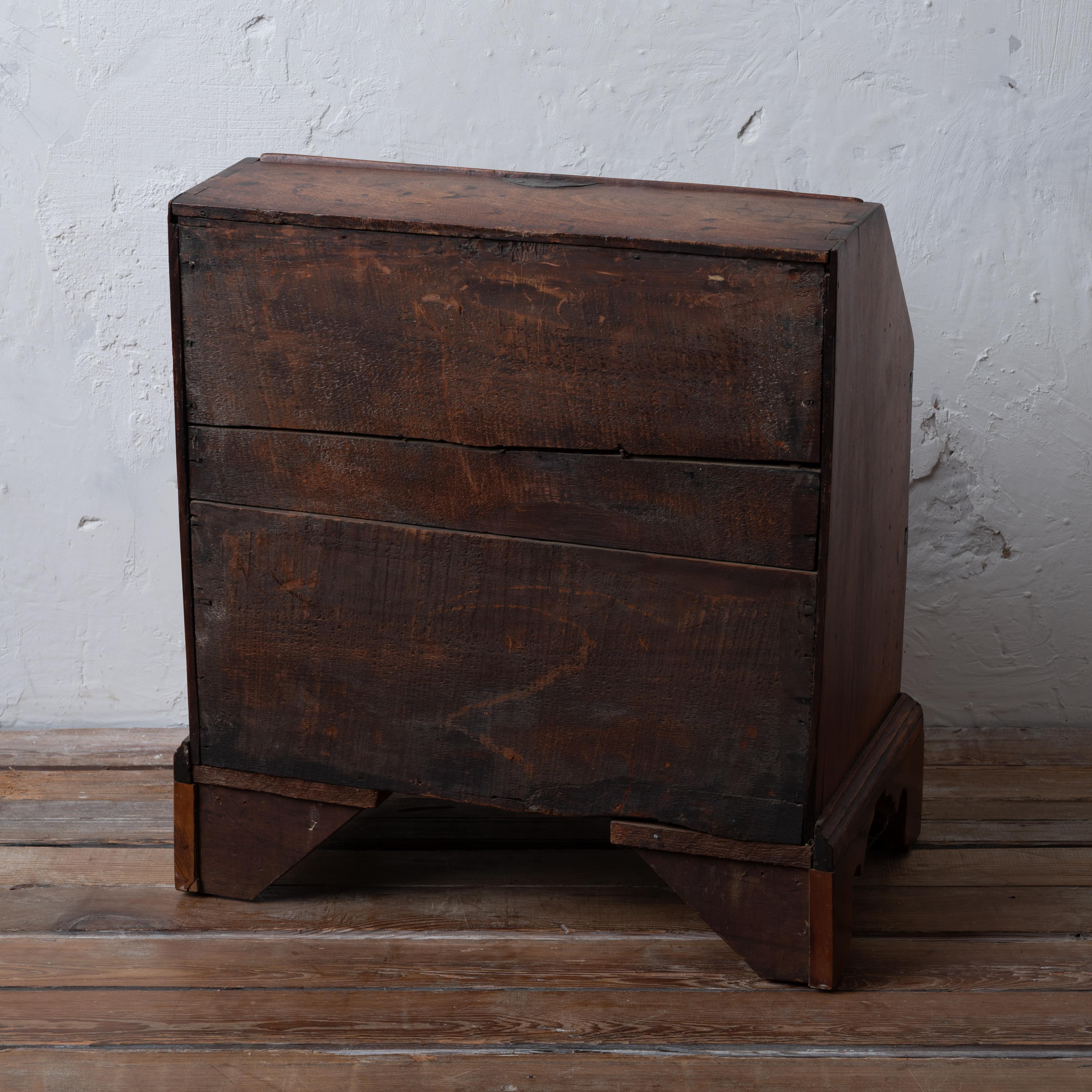 Child’s Chestnut Slant Front Desk, New England, 18th Century For Sale 8
