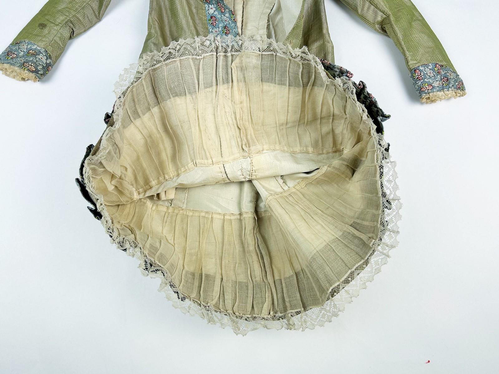Child's dress for a boy in taffeta and brocade silks - France Circa 1870 For Sale 8