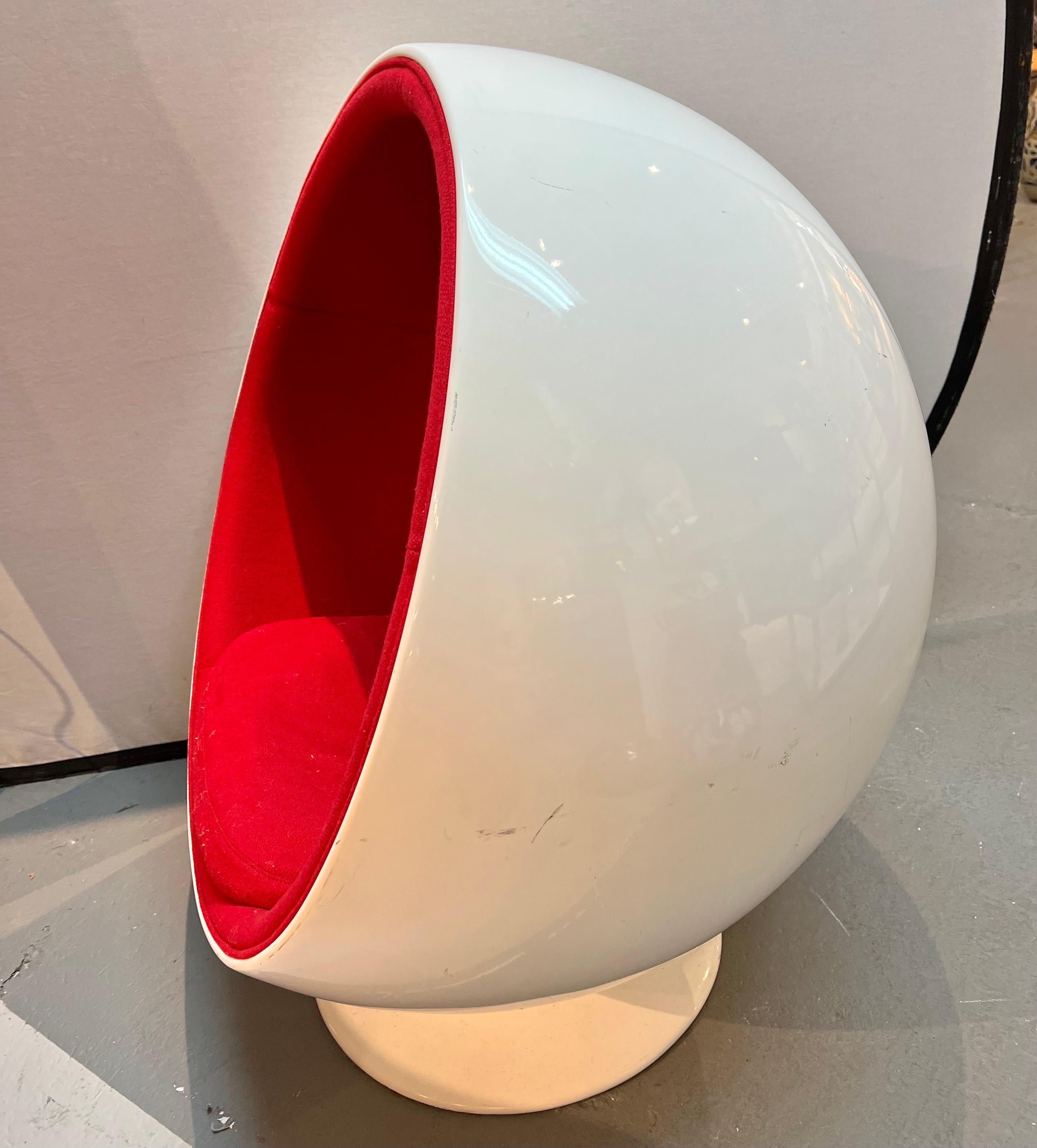 Child’s Eero Aarnio Style Swivel Ball Chair Red and White In Good Condition In West Hartford, CT