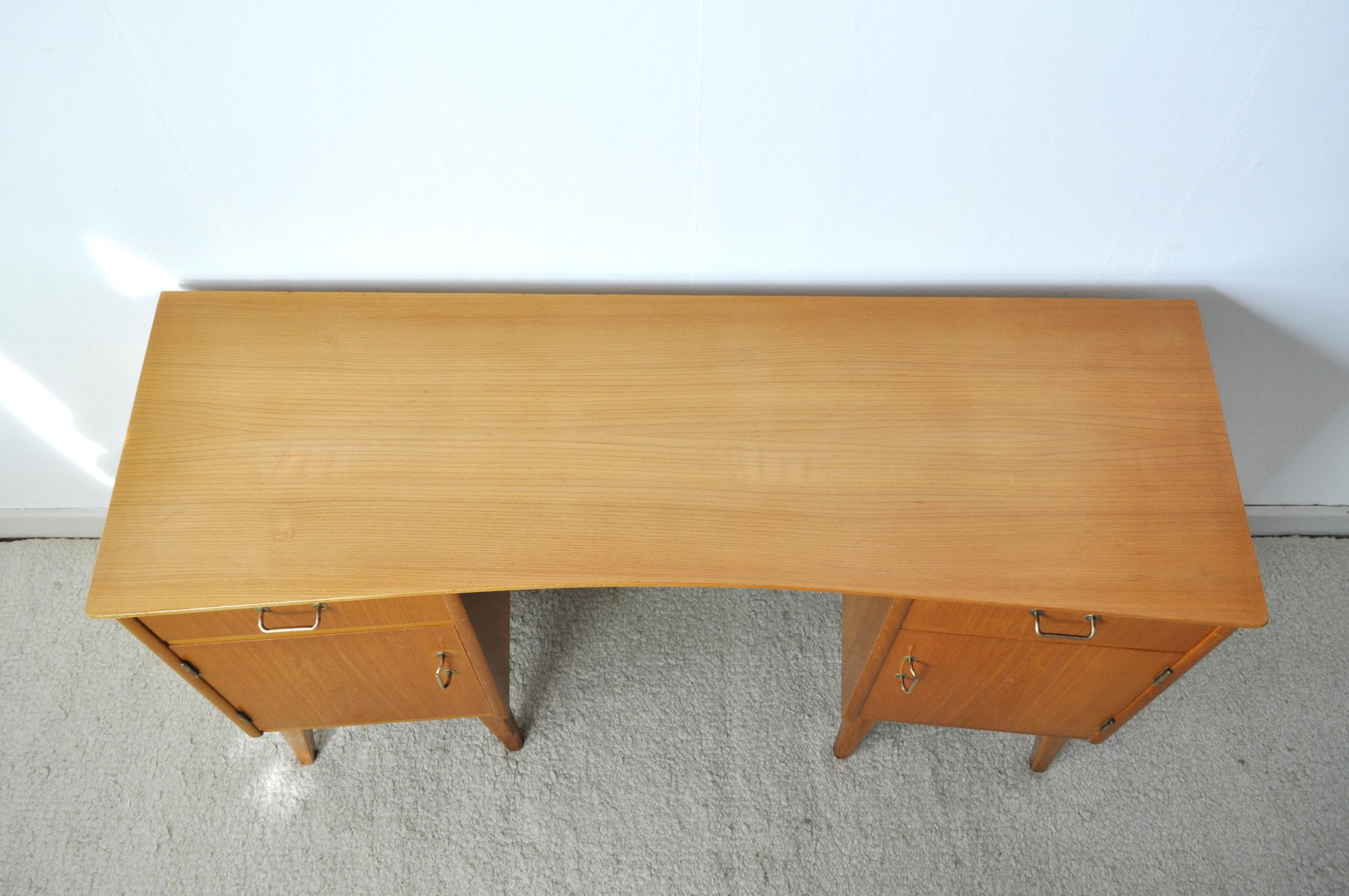 Childs Executive Desk in Ash with Bowed Top, 1950s In Good Condition In Vordingborg, DK