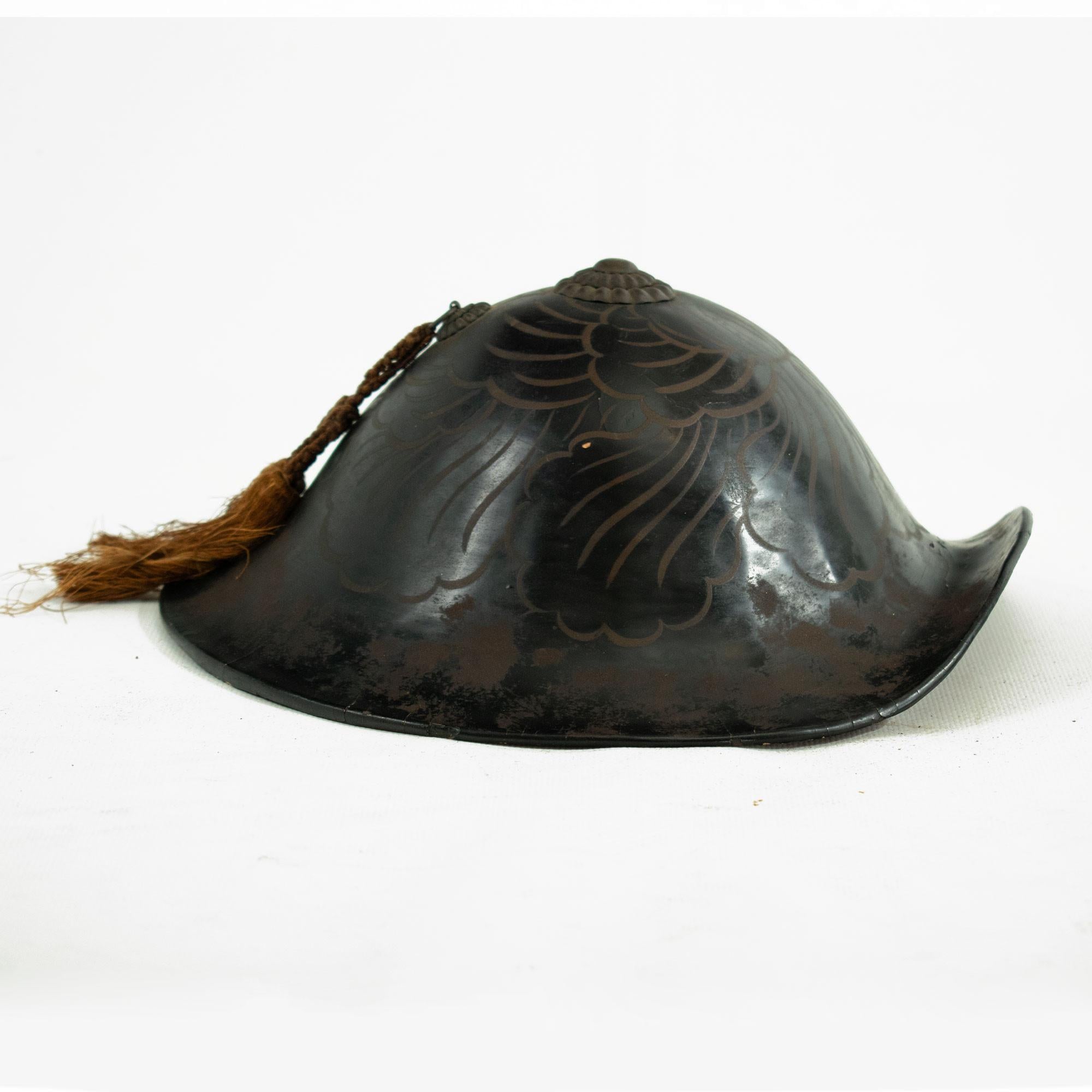 Original children's jingasa from the Edo period, rounded Samurai headdress called Bajô-Gasa in wood covered with black lacquer possibly decorated with a kamon, a heraldic badge in brown.

A tehen kanamono (copper ornament sometimes decorated) is