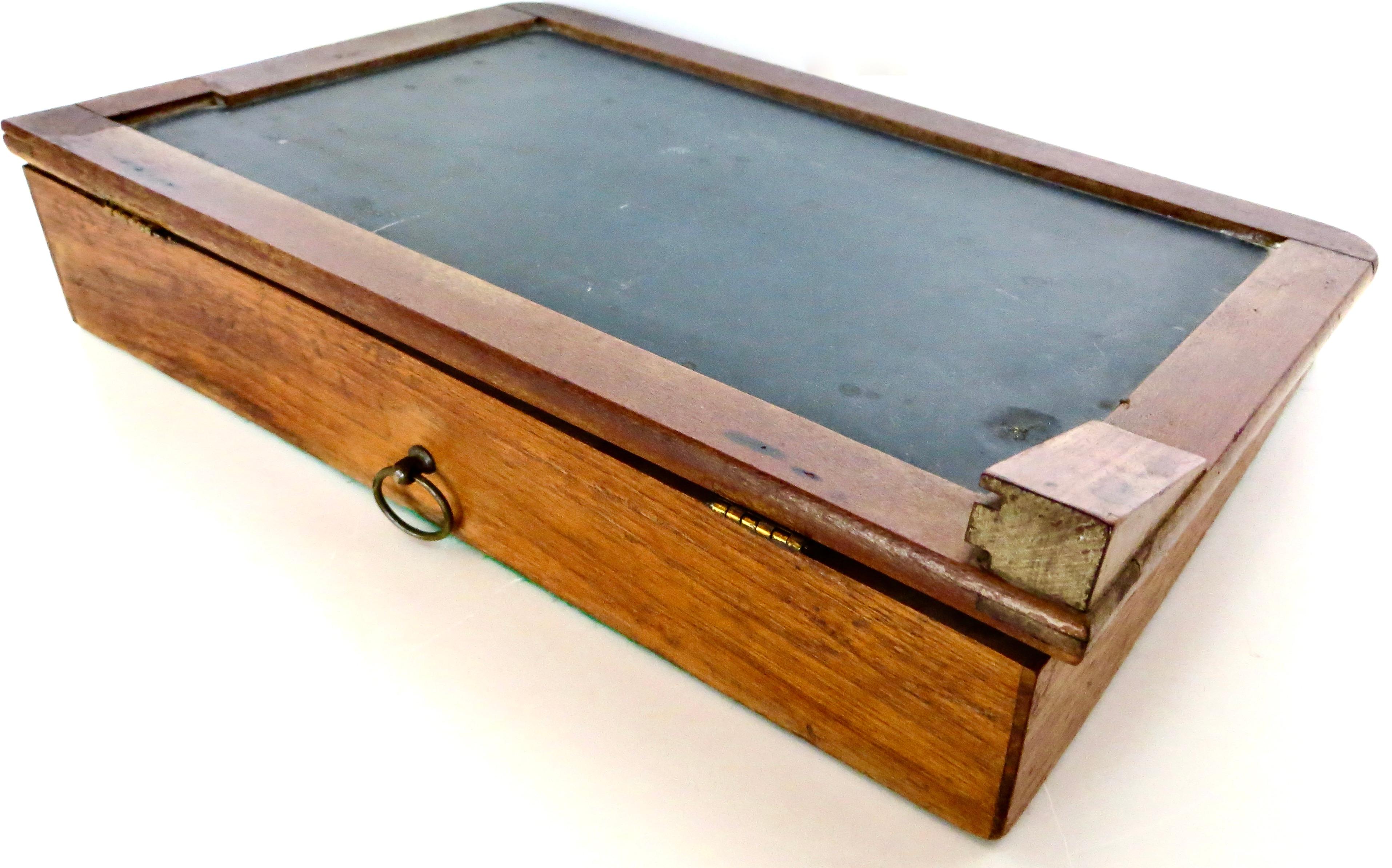 Scrivania rettangolare per bambini realizzata dalla Shepherd Company, New York, circa 1875. La parte superiore a cerniera si solleva per rivelare una lavagna a gesso a due facce, l'interno ospita un calamaio nel vano portaoggetti; un righello