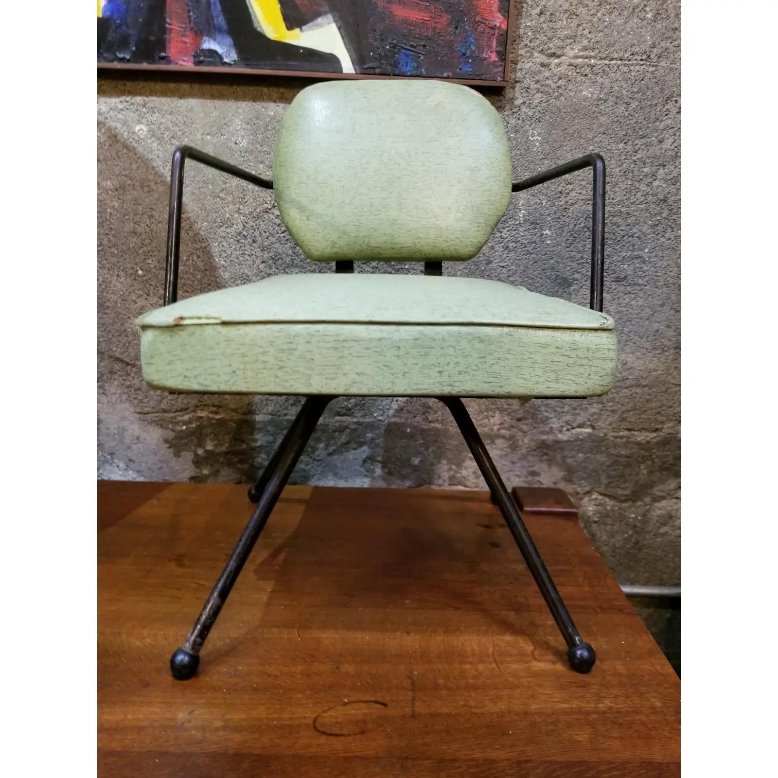 Charmante chaise longue pivotante pour enfant en fer et vinyle, vers les années 1950.