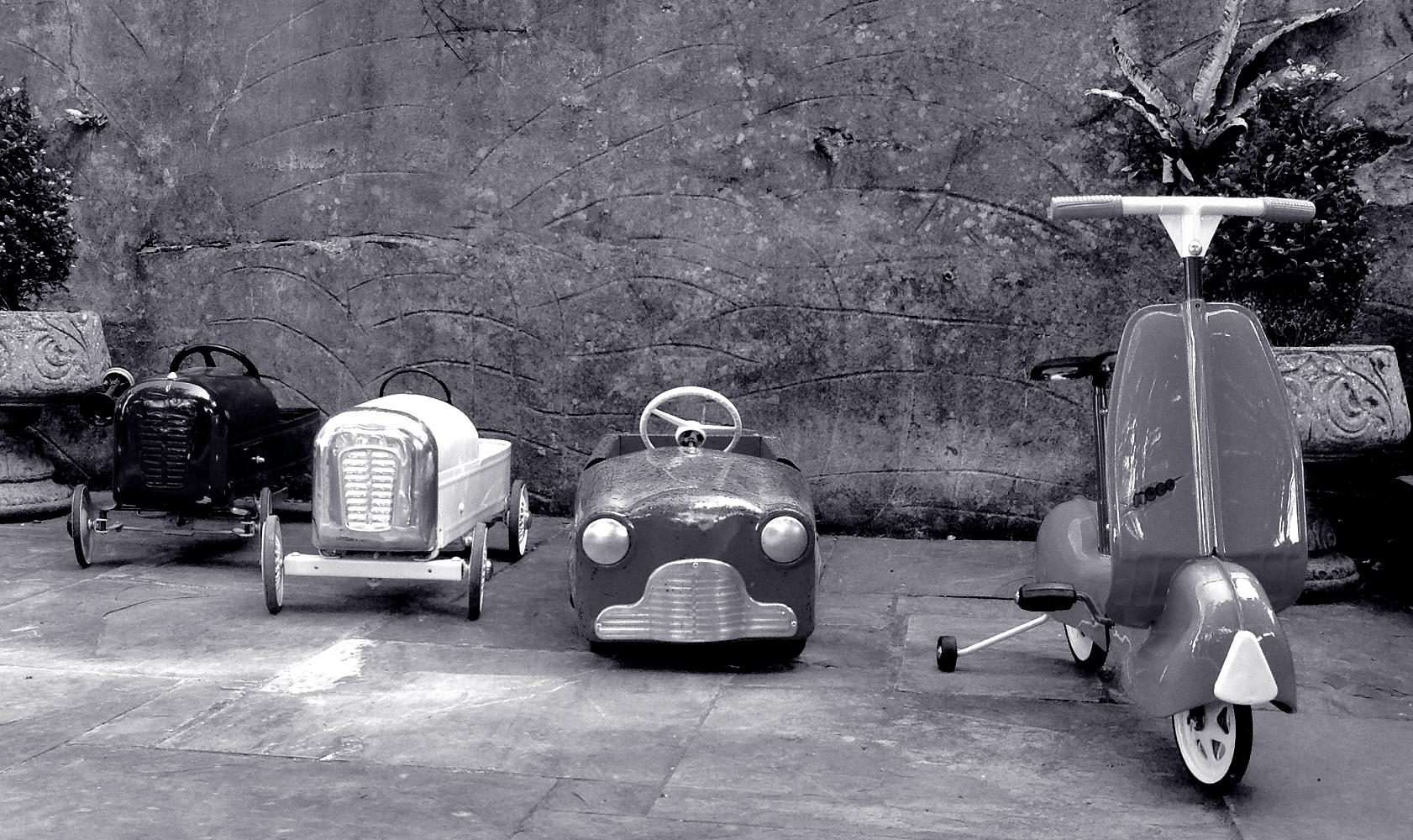 Childs Mobo Streamline Scootabike Pedal Car, circa 1959 In Excellent Condition In Devon, England