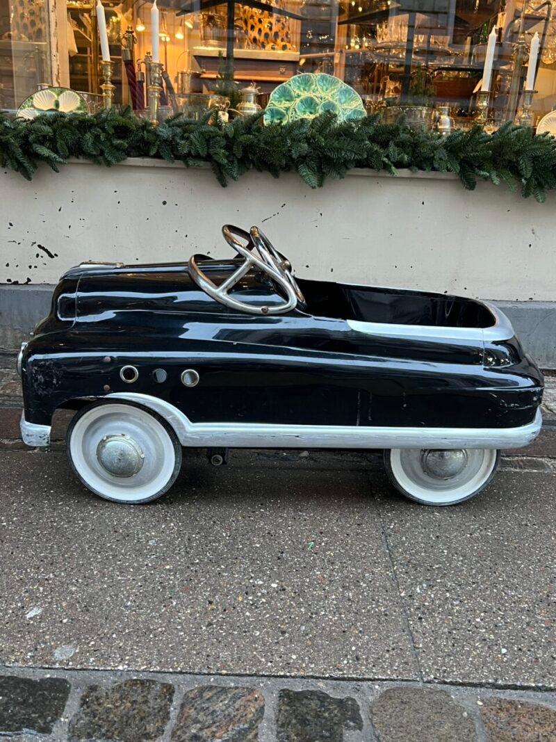 Fabelhaftes authentisches Murray Komet-Tretauto aus den 1950er Jahren aus schwarzem Metall mit herrlich coolen Chromdetails.

Der Wagen wird auch Buick Torpedo genannt.

Fantastisches traditionelles Spielzeugauto mit Pedalen, das Generationen in der