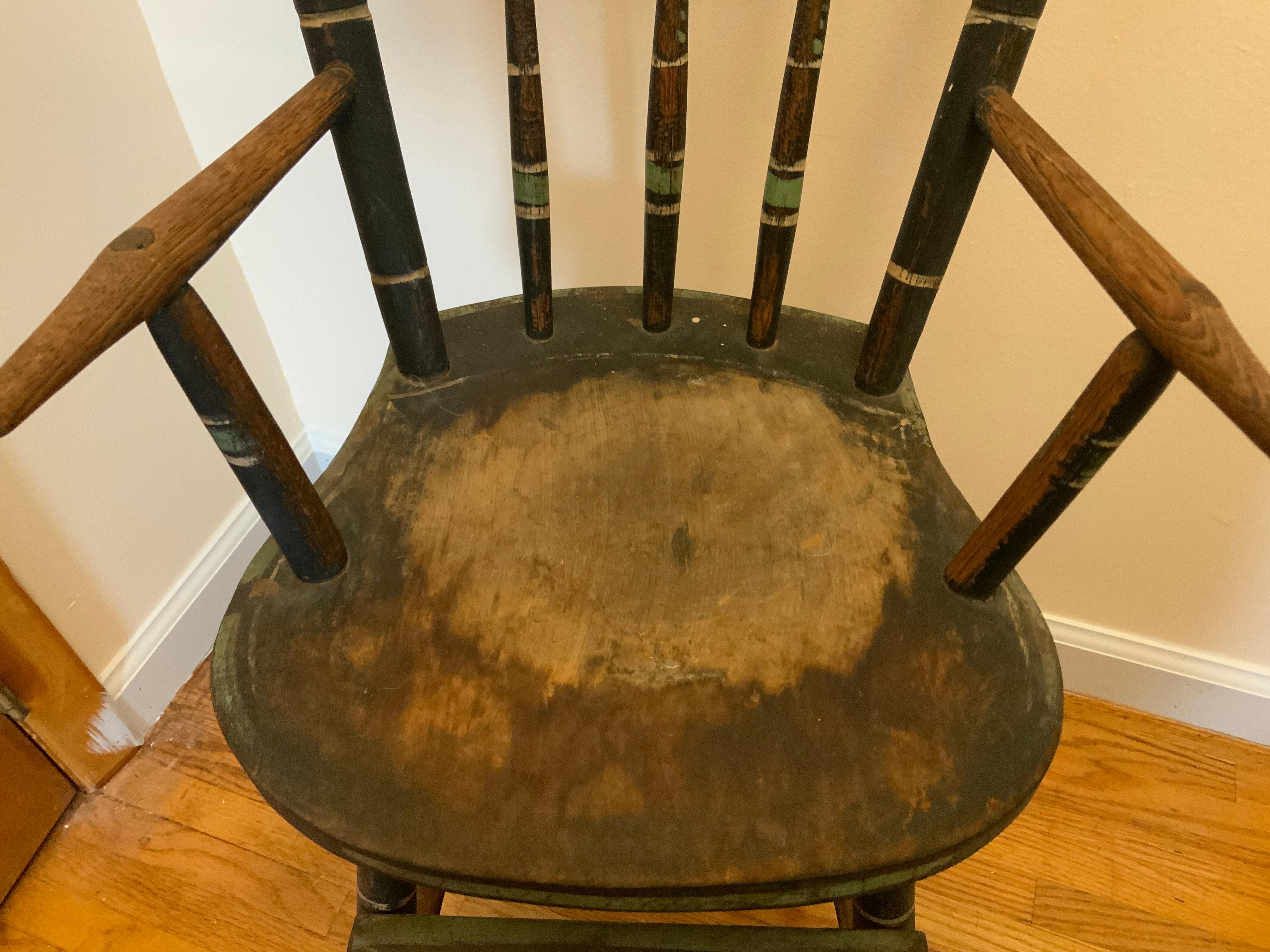 Colonial américain Chaise haute décorée au pochoir pour Child & Child en vente
