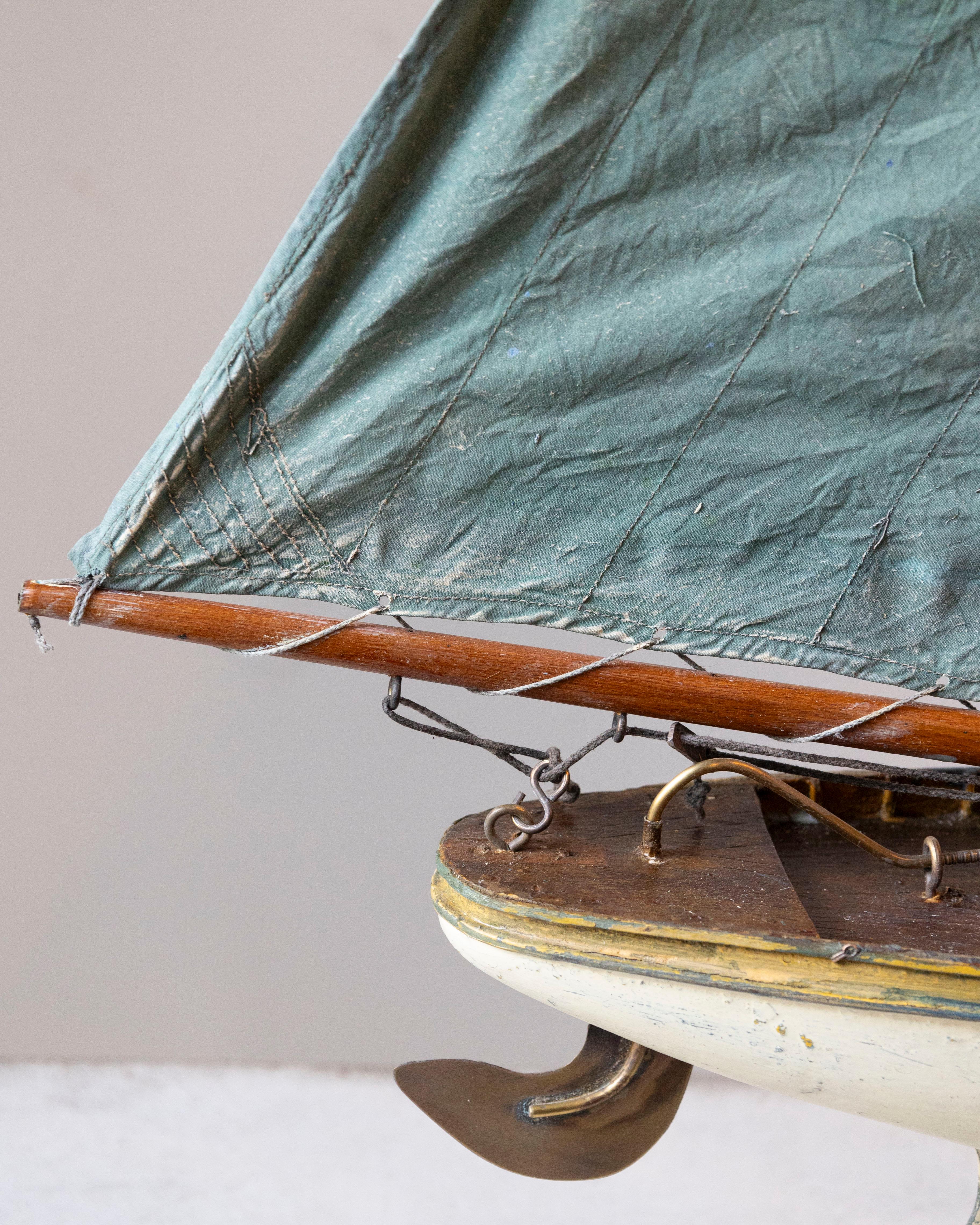 Child's Pond Yacht In Good Condition For Sale In Atlanta, GA
