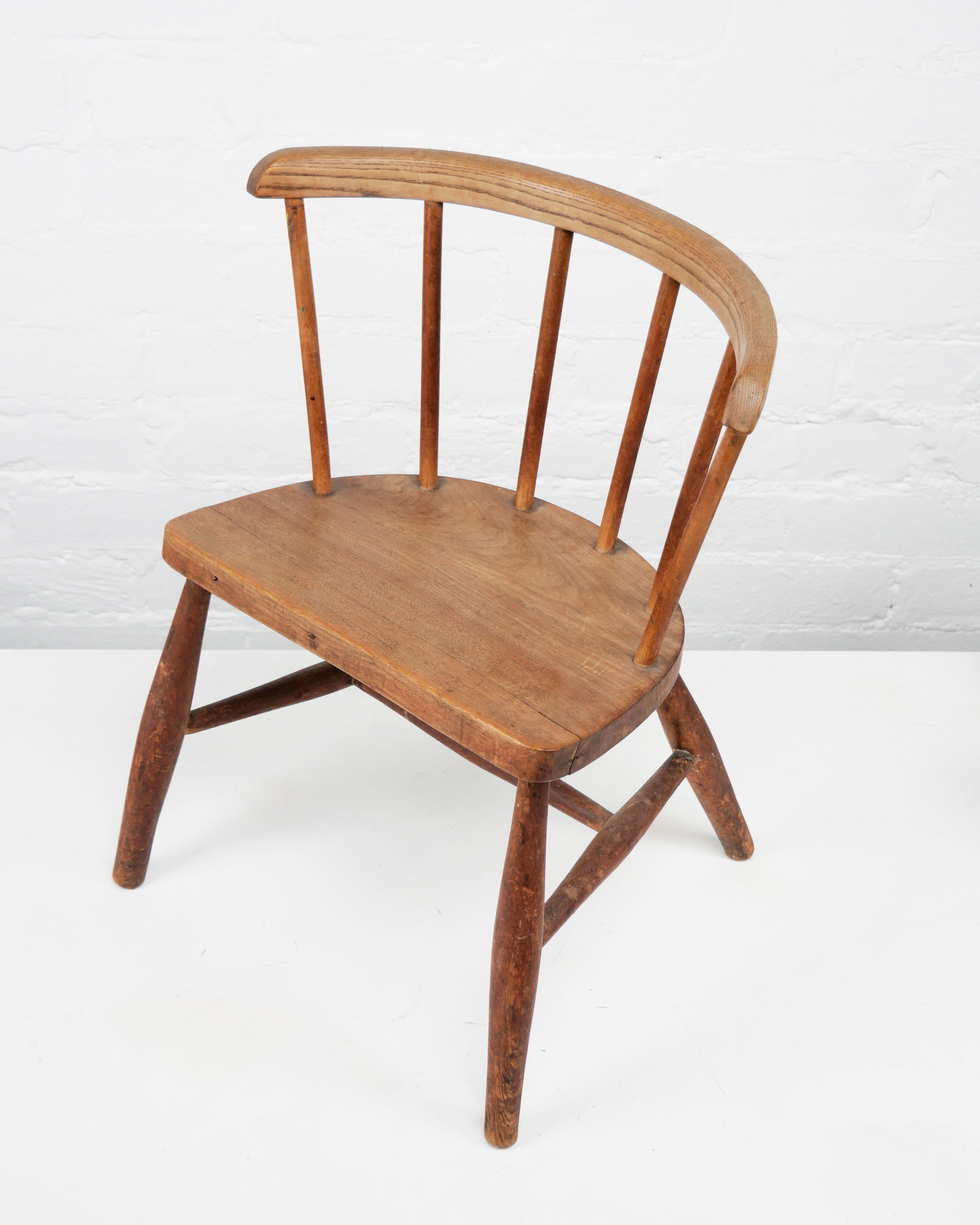 Britannique Child's spindle-back chair ercol george nakashima style elm mid century en vente