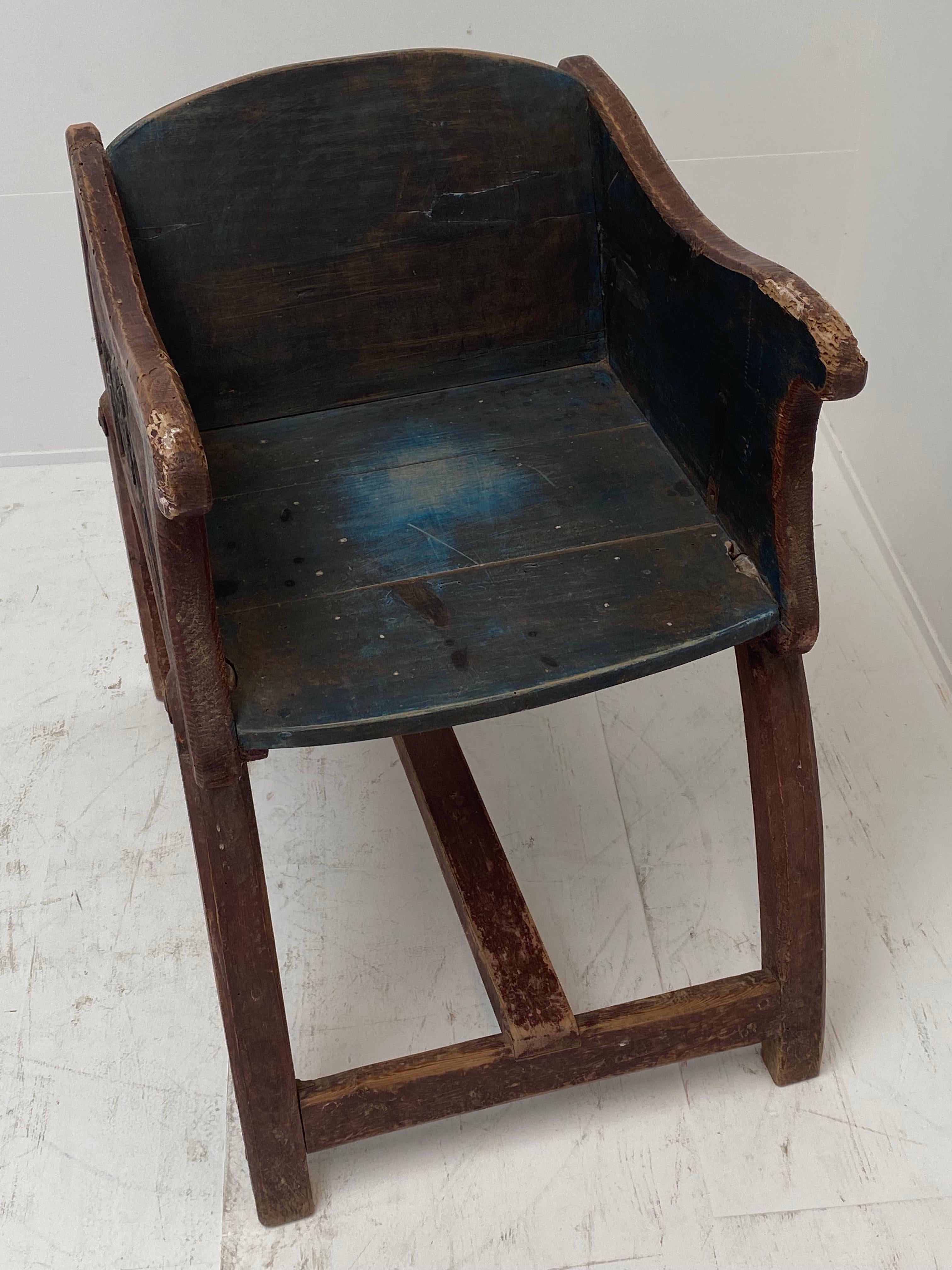 Exceptional  Children's chair, Rocking chair in Brown and Blue colors,
nice carvings of flowers and faded colors,
good old patina,
Spain 1890.