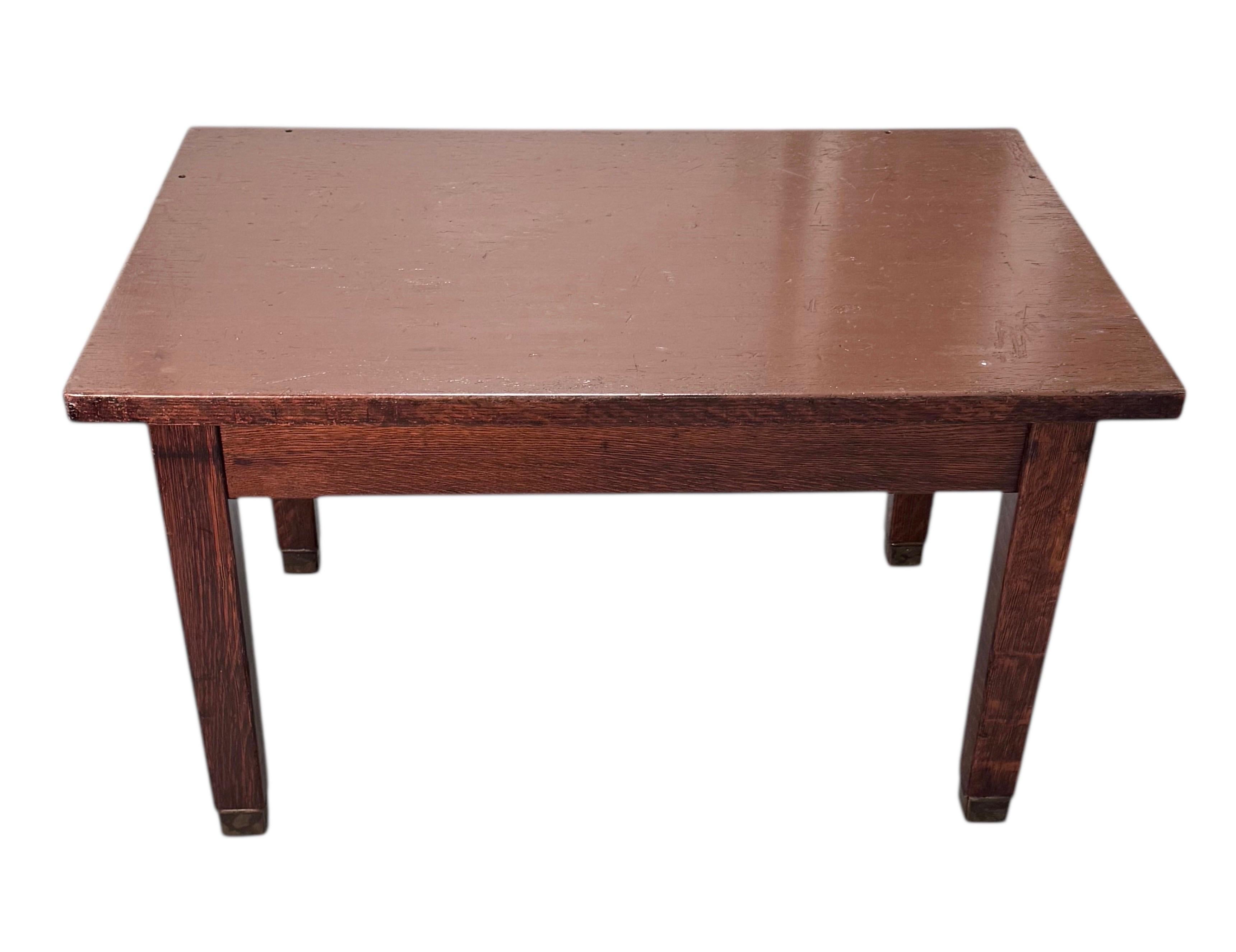 Mesa infantil de la escuela pública P.S 166 de Nueva York
Fabricado en Nueva York aproximadamente en 1900. La mesa está hecha de roble macizo aserrado en cuarto, con tablero pintado y tapas de latón en los pies. 

  PS 166 en Tiza en el interior del