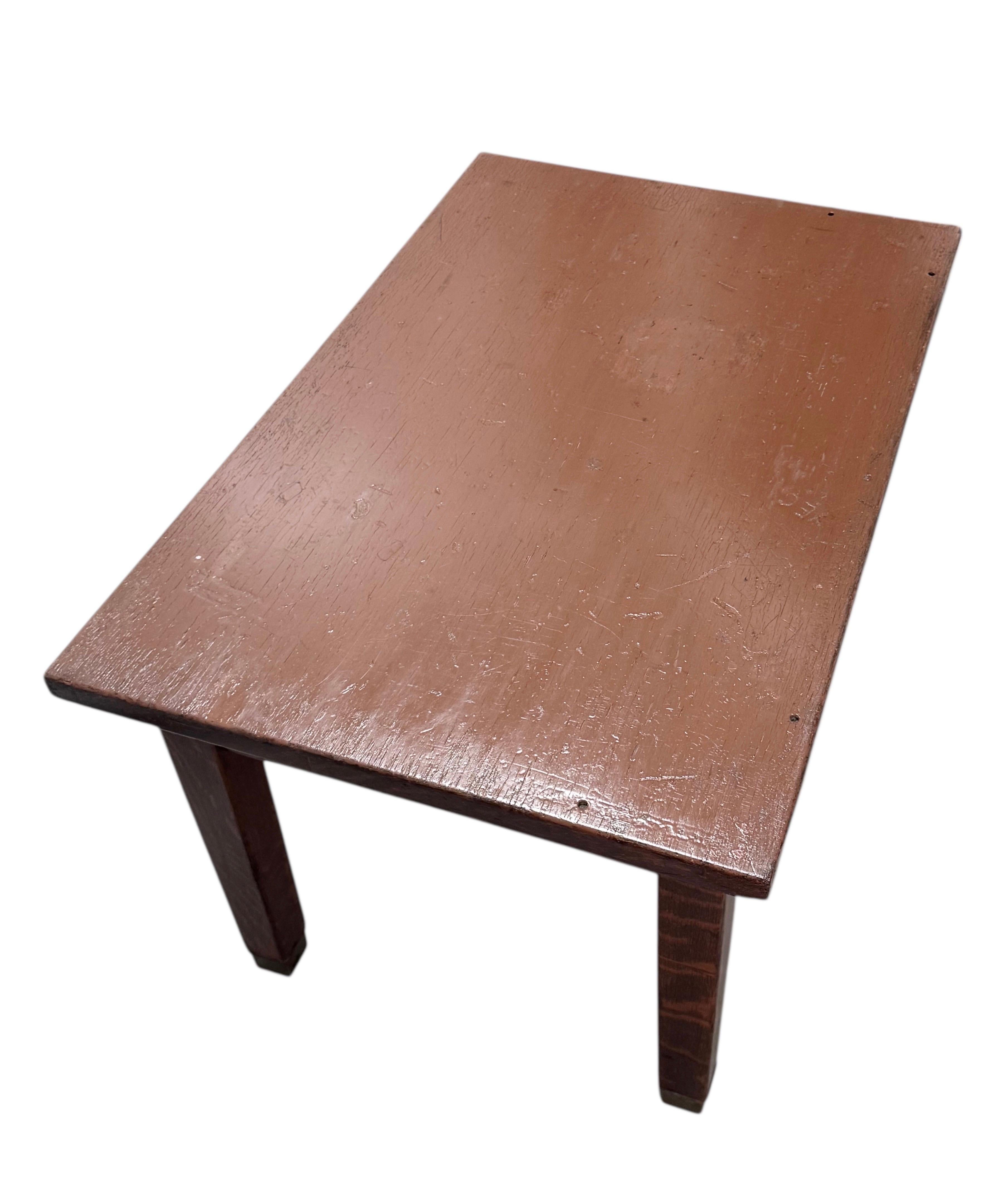 Mesa infantil de la escuela pública P.S 166 de Nueva York Pintado en frío en venta