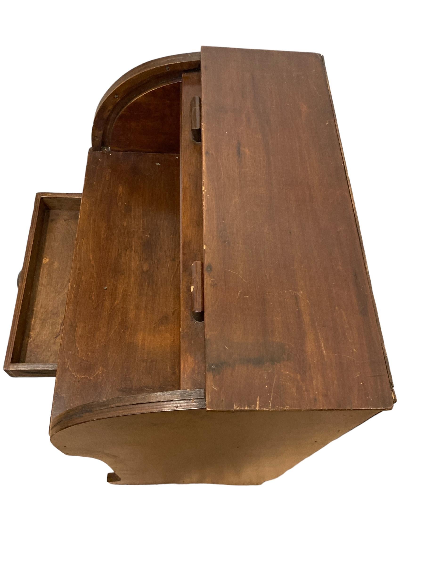 Childs Vintage Roll-Top-Schreibtisch, Bureau. Die perfekte Ergänzung für Ihr Kinderzimmer. Dieser kompakte, aus hochwertigem Holz gefertigte Schreibtisch verbindet Funktionalität mit einem Hauch von Eleganz. Die kompakte Größe macht ihn ideal für