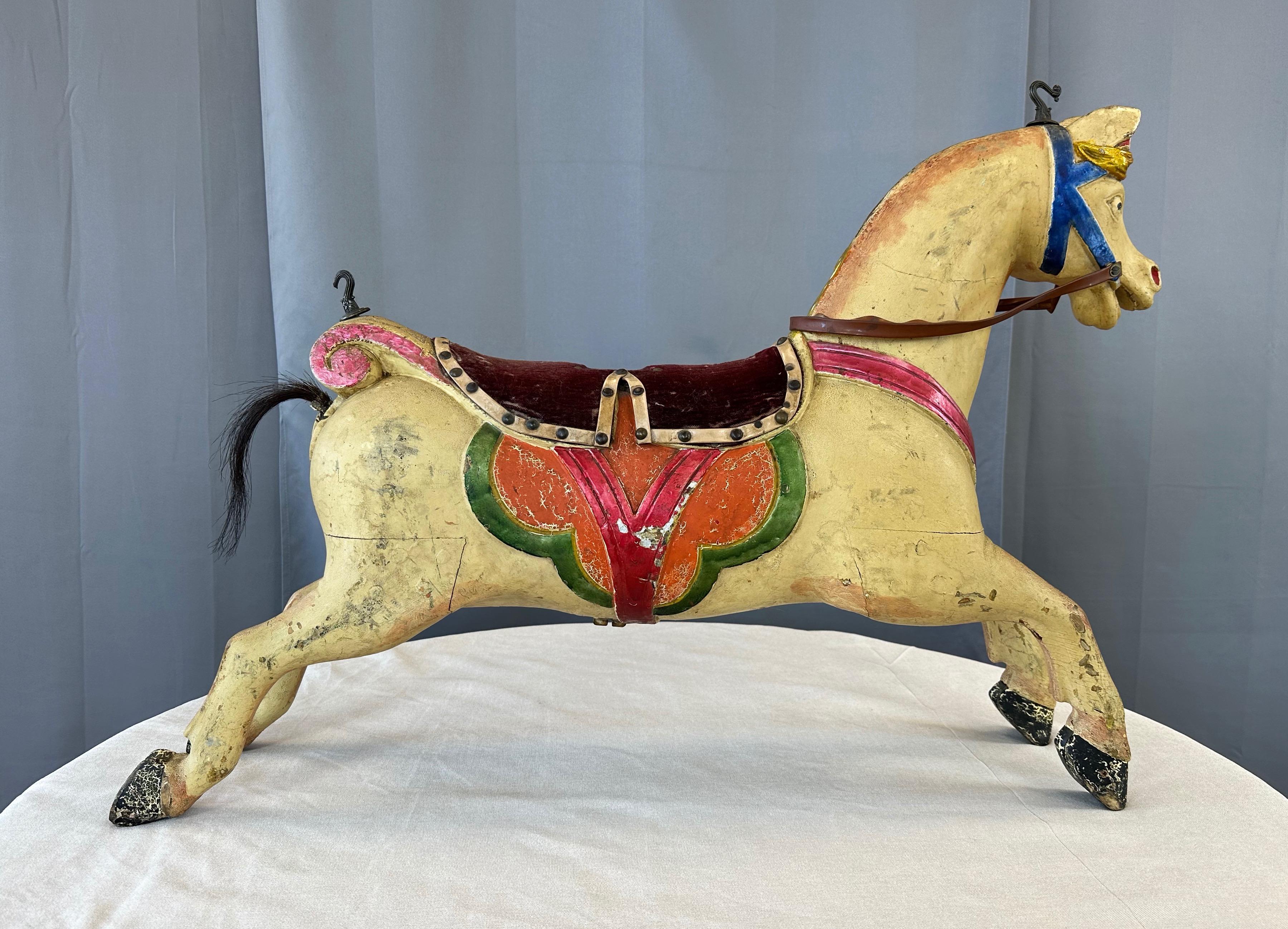 Début du 20ème siècle Cheval de carrousel en bois pour enfant avec polychromie, mohair et poils de cheval, c.C. 1920 en vente