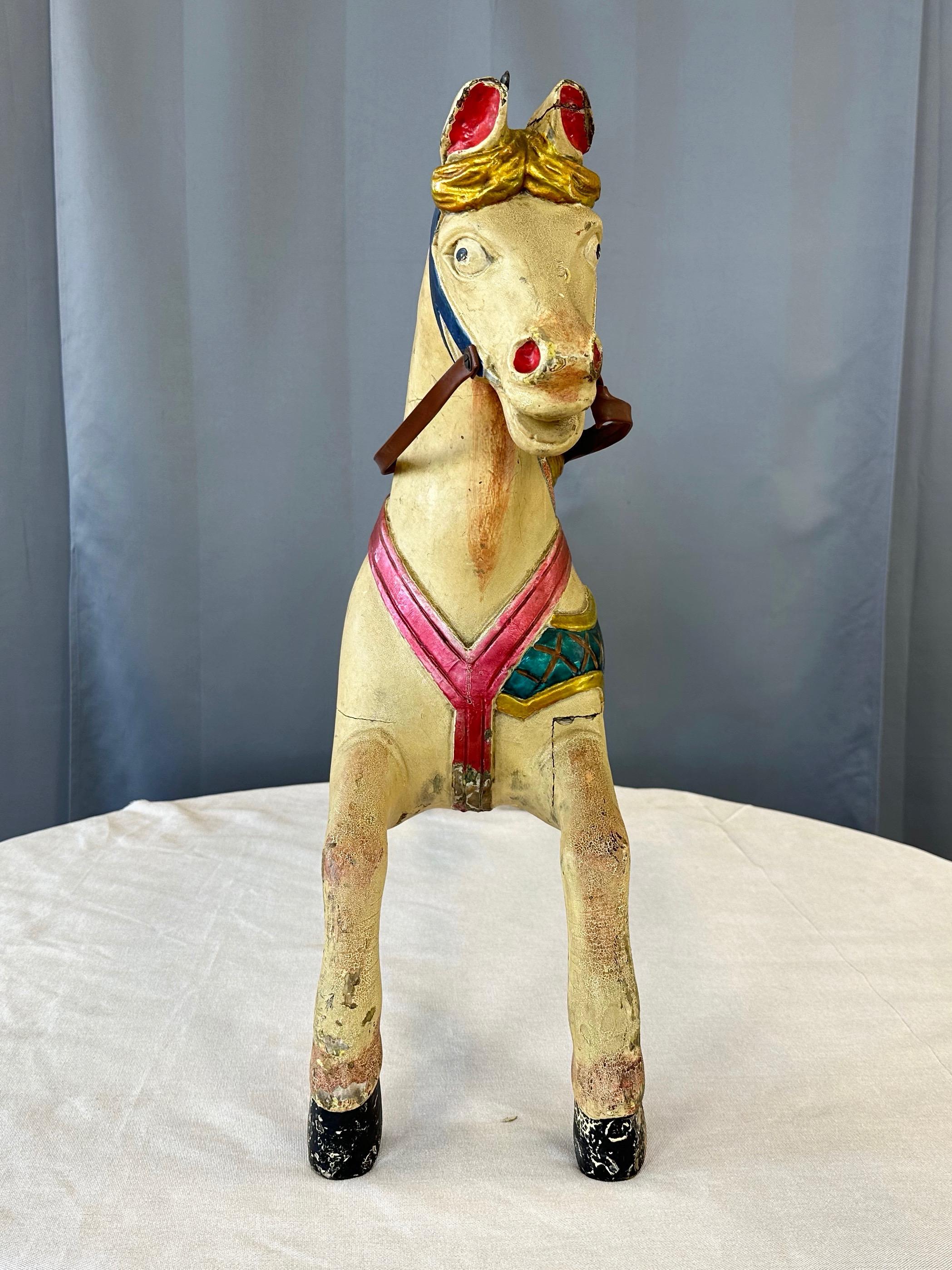 Cheval de carrousel en bois pour enfant avec polychromie, mohair et poils de cheval, c.C. 1920 en vente 1