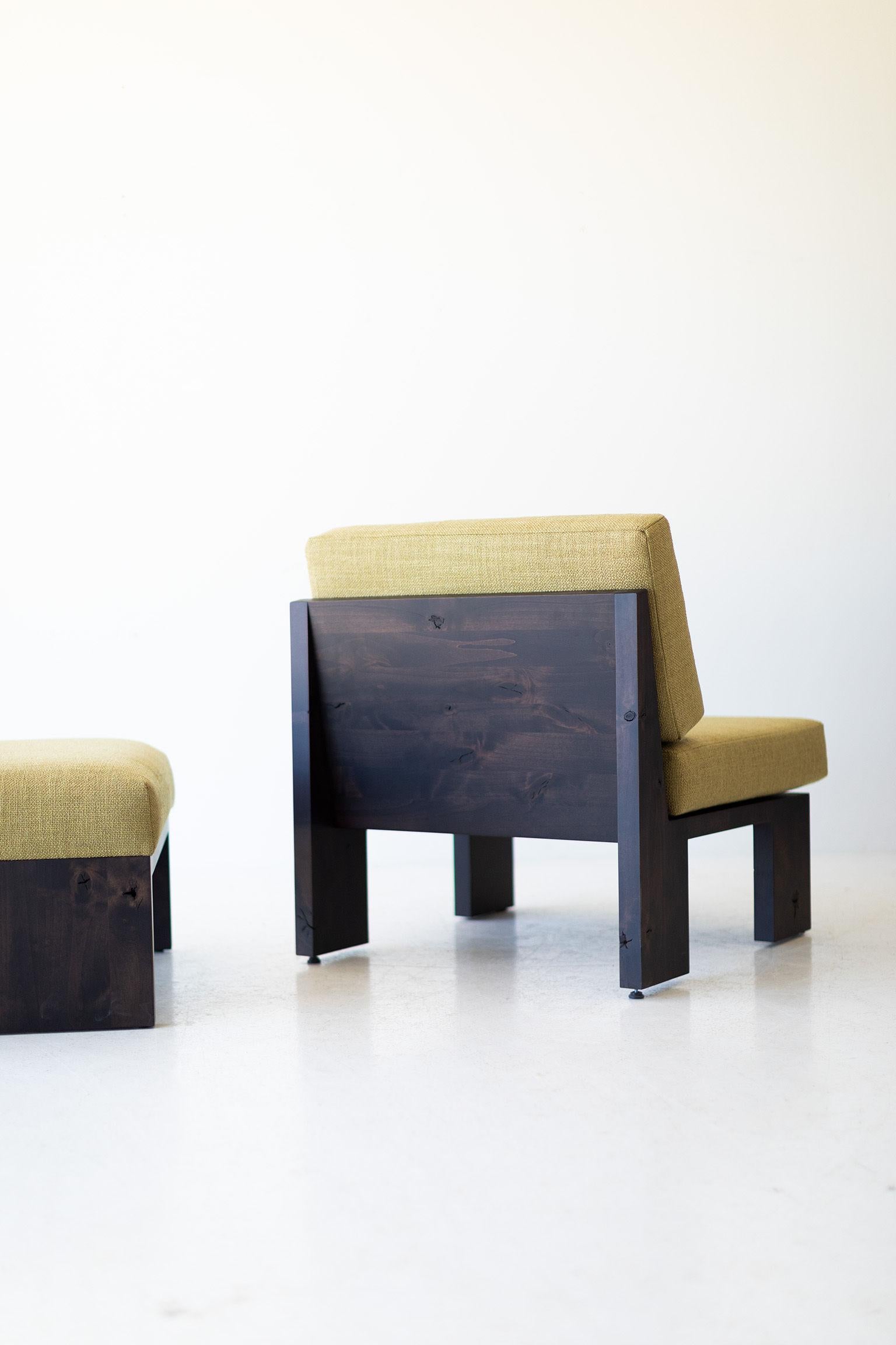 Dieser moderne Beistellstuhl von Chile wird in Ohio, USA, aus Massivholz gefertigt. Die Silhouette des Loungesessels ist einfach, modern und schlank, mit bequemen Rücken- und Sitzkissen. Dies ist der perfekte Stuhl für jeden Raum, ob drinnen oder