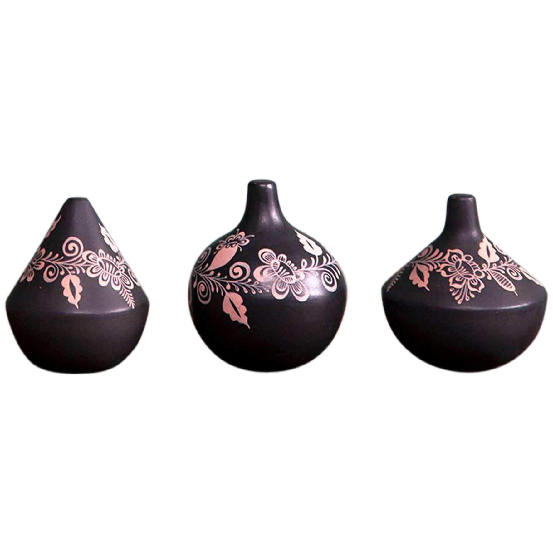 "Chile Seco" Mexican contemporany design. Three hand-painted decorative rattle For Sale