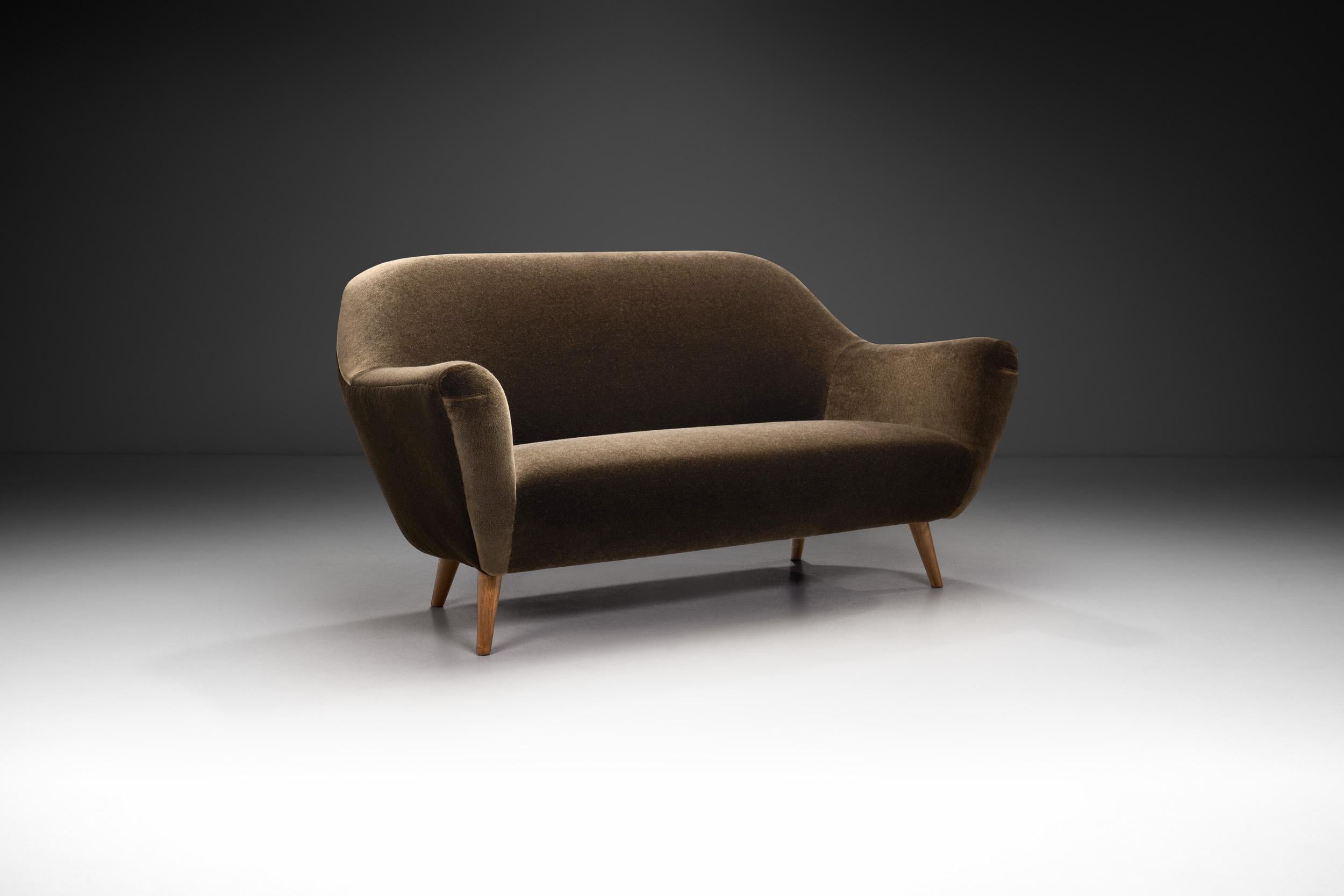This pleasantly elegant sofa is from the “Chile” series by Swedish designer, Svante Skogh. His seating designs are exceedingly rare - especially the “Chile” series - making this sofa all the more special from a design history perspective as well.