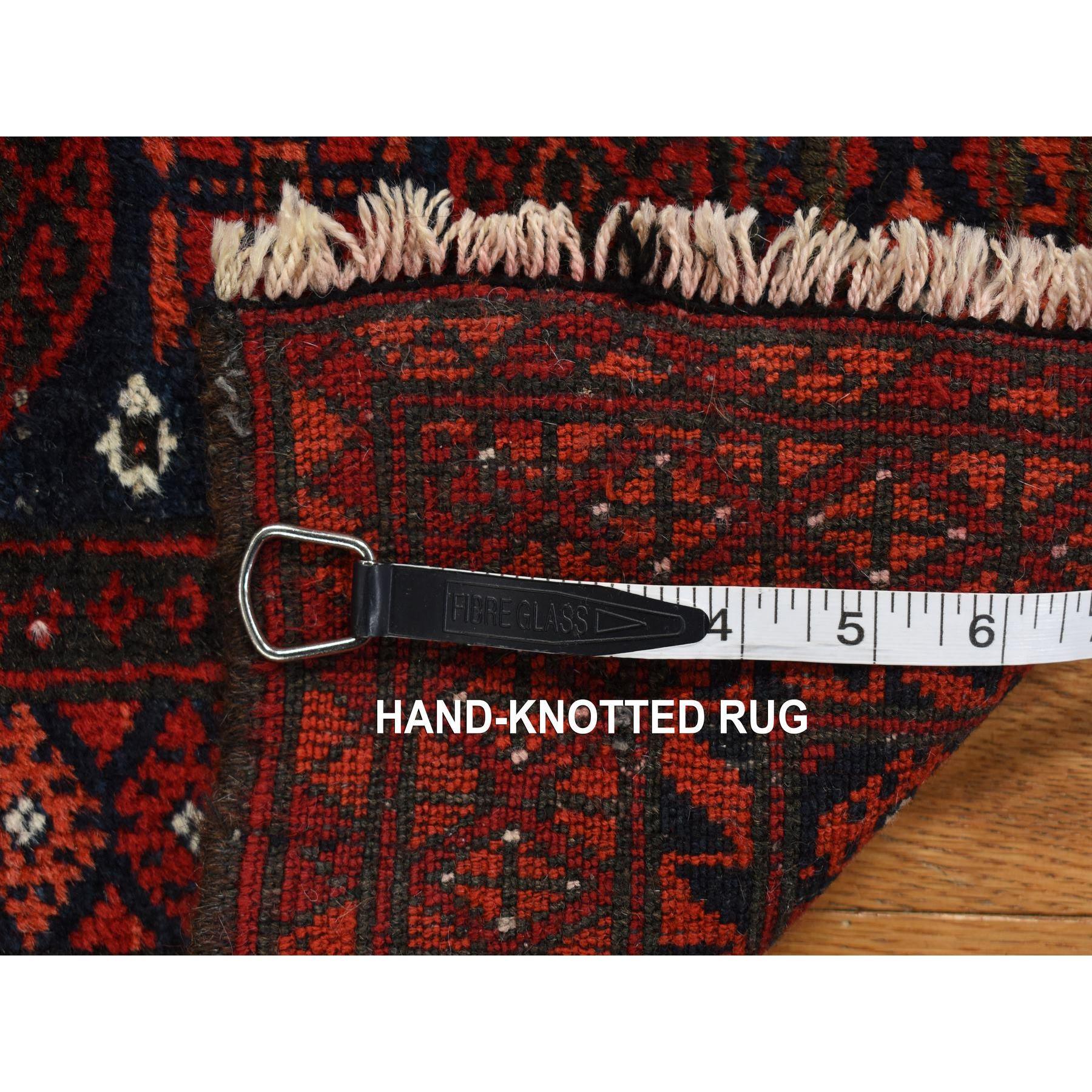 Milieu du XXe siècle Tapis persan ancien Baluch Prayer Design en pure laine nouée à la main rouge Chili en vente