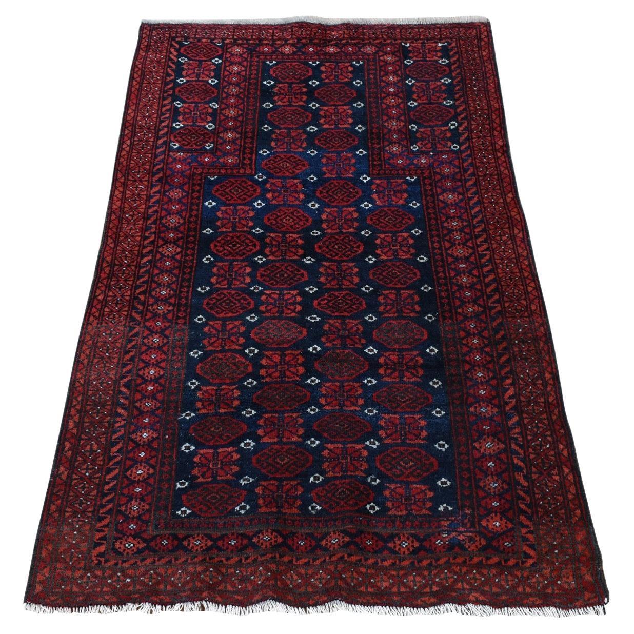 Tapis persan ancien Baluch Prayer Design en pure laine nouée à la main rouge Chili en vente