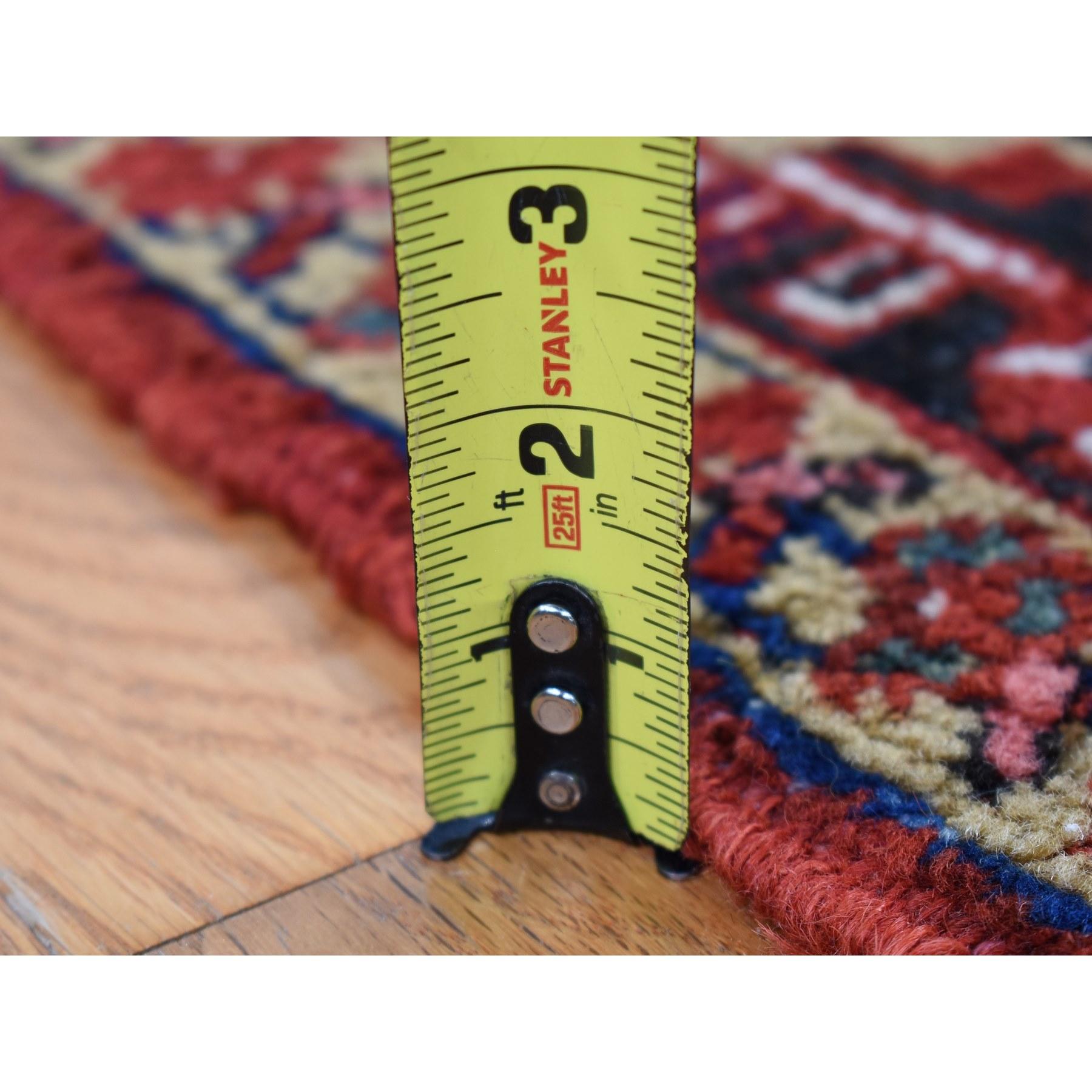 Tapis persan ancien Heriz rouge Chili, doux et à poils longs, en pure laine nouée à la main en vente 3