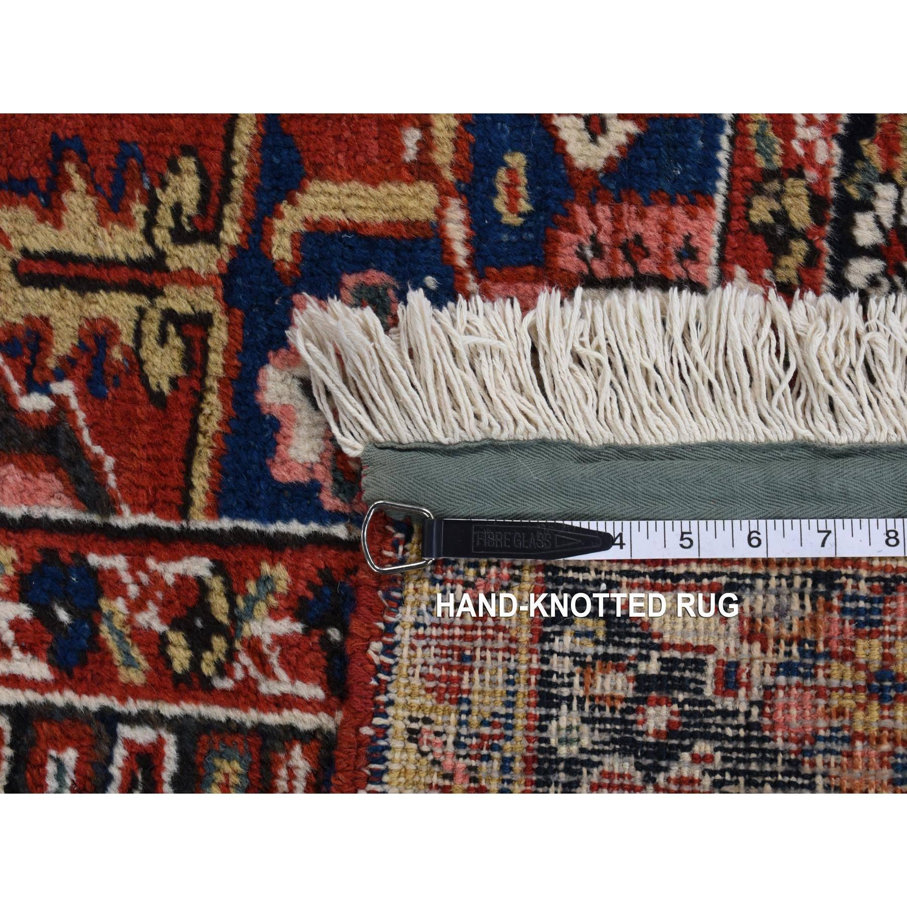 Tapis persan ancien Heriz rouge Chili, doux et à poils longs, en pure laine nouée à la main en vente 4