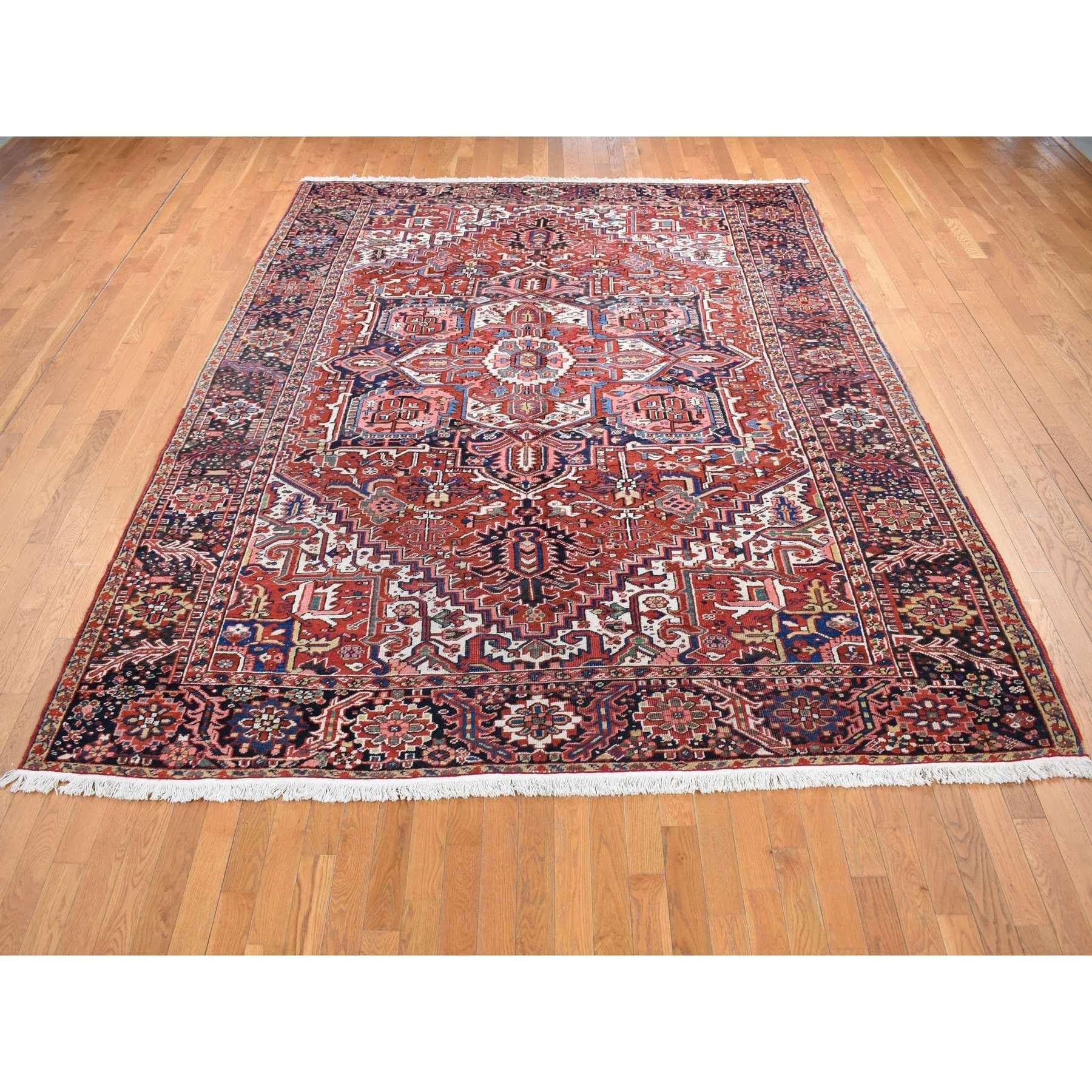 Médiéval Tapis persan ancien Heriz rouge Chili, doux et à poils longs, en pure laine nouée à la main en vente