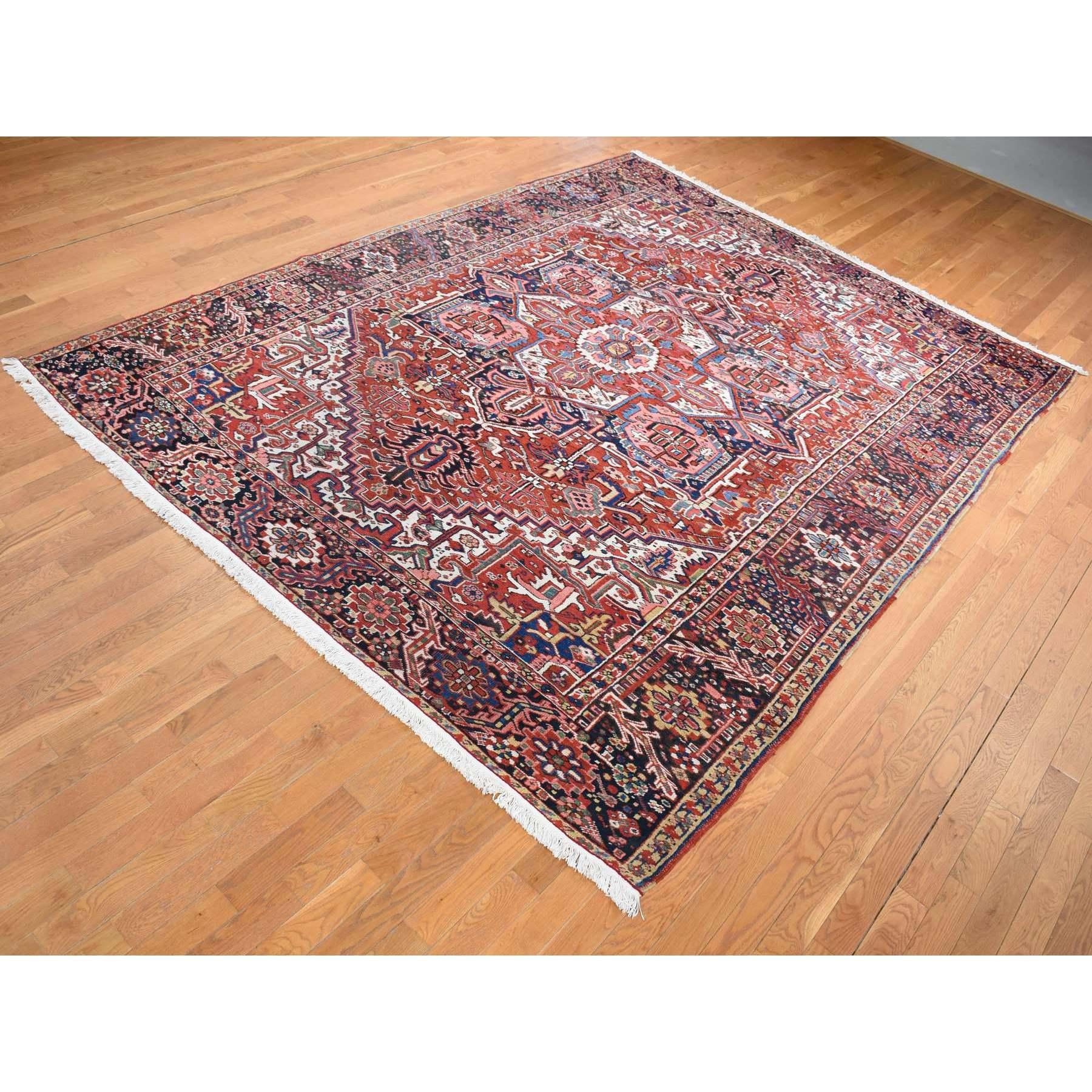 Perse Tapis persan ancien Heriz rouge Chili, doux et à poils longs, en pure laine nouée à la main en vente