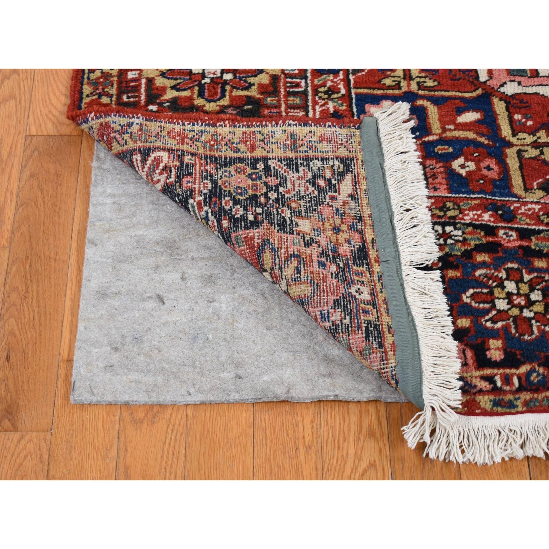 Noué à la main Tapis persan ancien Heriz rouge Chili, doux et à poils longs, en pure laine nouée à la main en vente