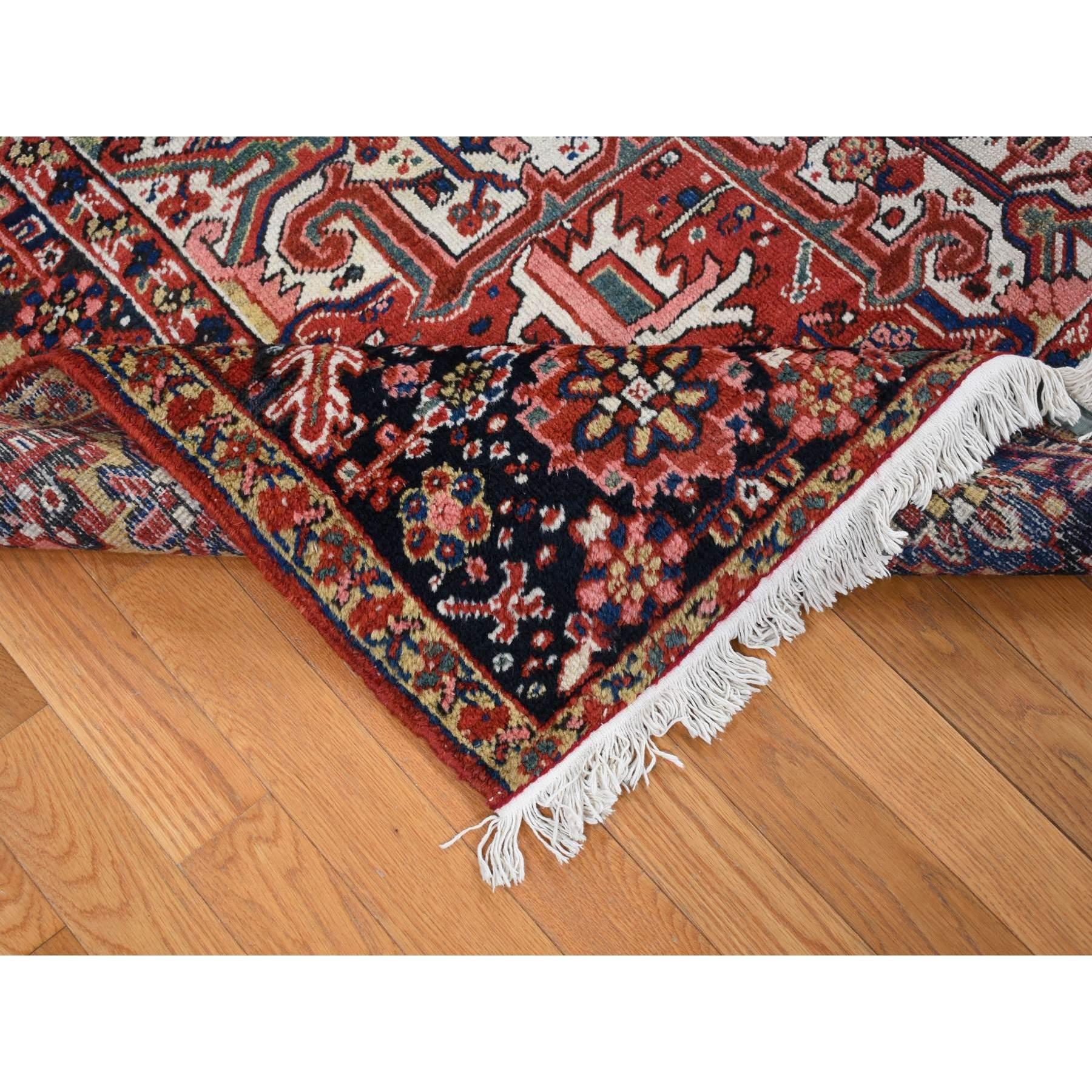 Tapis persan ancien Heriz rouge Chili, doux et à poils longs, en pure laine nouée à la main Bon état - En vente à Carlstadt, NJ