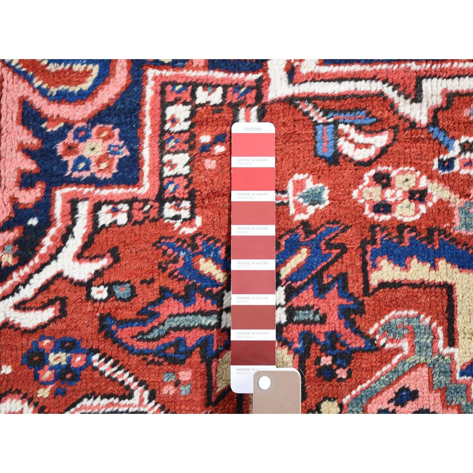Laine Tapis persan ancien Heriz rouge Chili, doux et à poils longs, en pure laine nouée à la main en vente