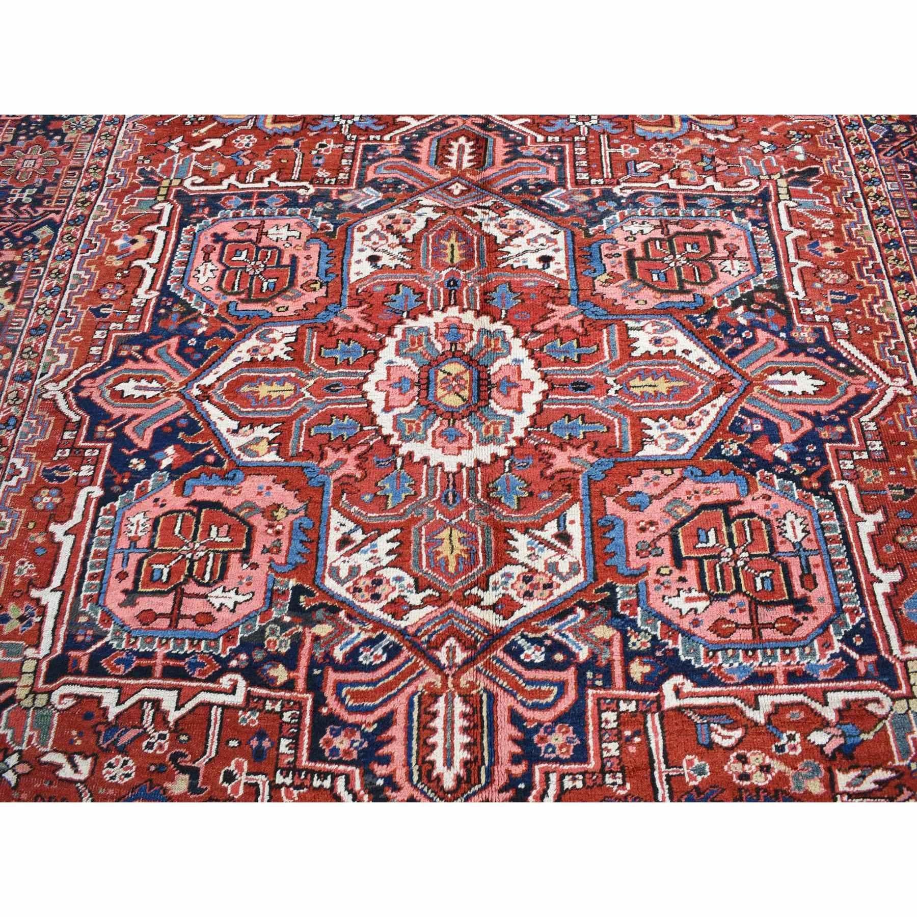 Tapis persan ancien Heriz rouge Chili, doux et à poils longs, en pure laine nouée à la main en vente 1