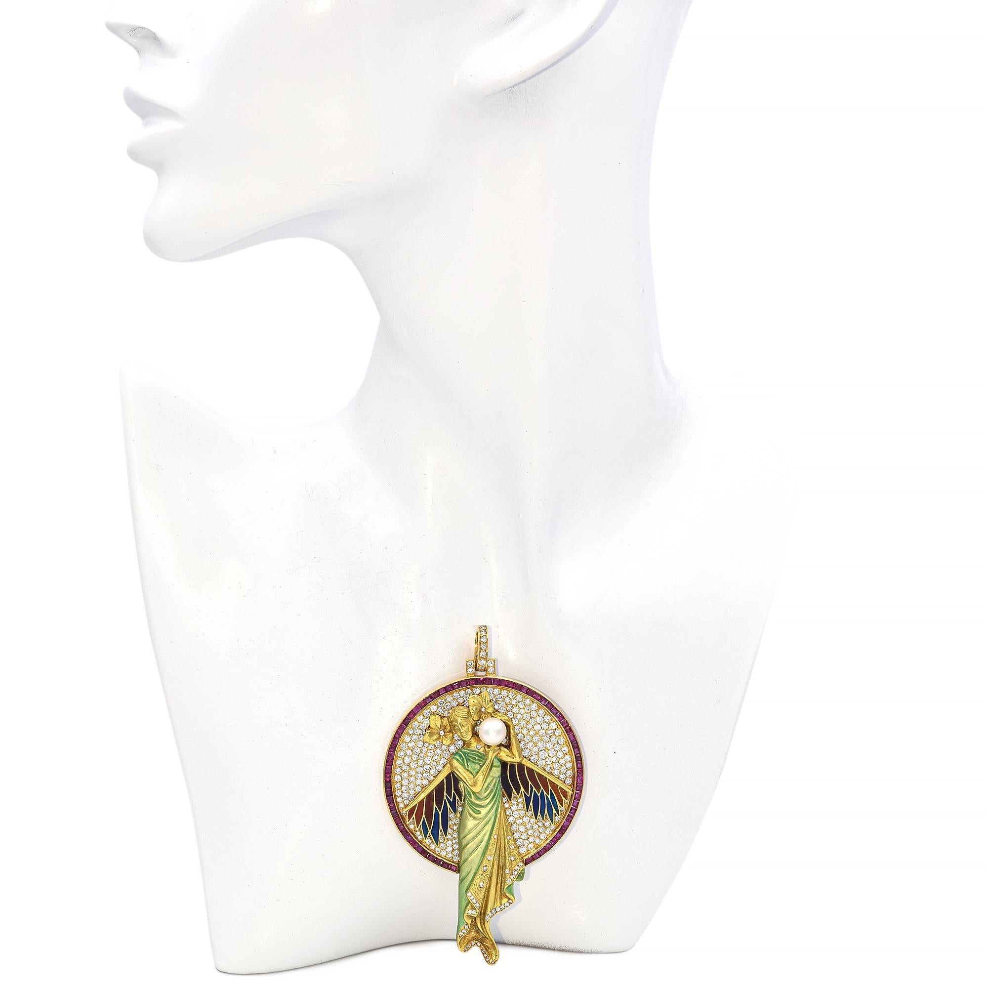 Este exquisito colgante de Chilleri es una obra maestra vintage inspirada en la elegancia y la fluidez del periodo Art Nouveau. Realizado en oro amarillo de 18 quilates, presenta una ninfa voladora bellamente detallada -un motivo muy querido de la