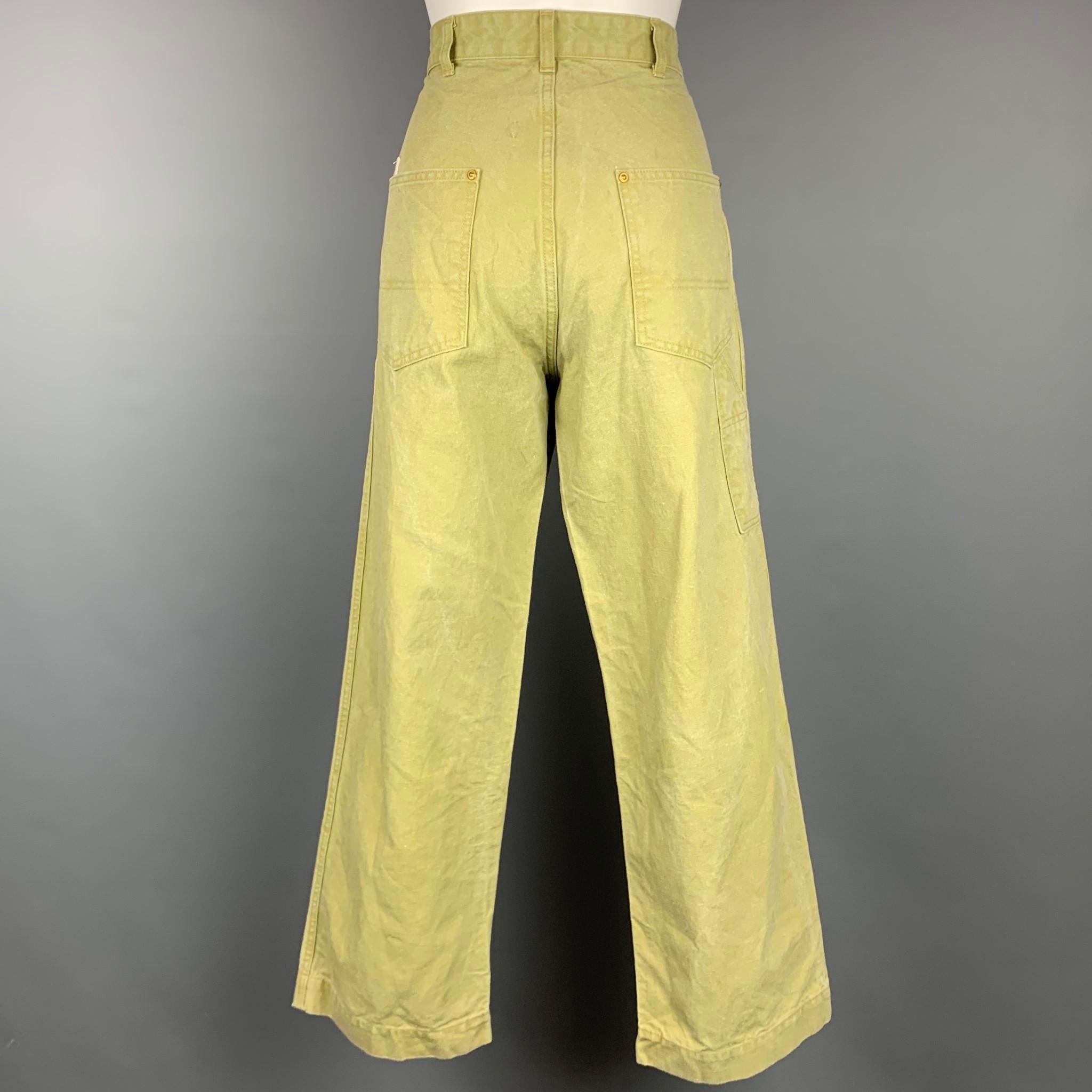 CHIMALA jeans comes in a lime green cotton / linen denim featuring a high waisted style, contrast stitching, and a button fly closure. Made in Japan.

Very Good Pre-Owned Condition.
Marked: 26
Original Retail Price: $565.00

Measurements:

Waist: 28